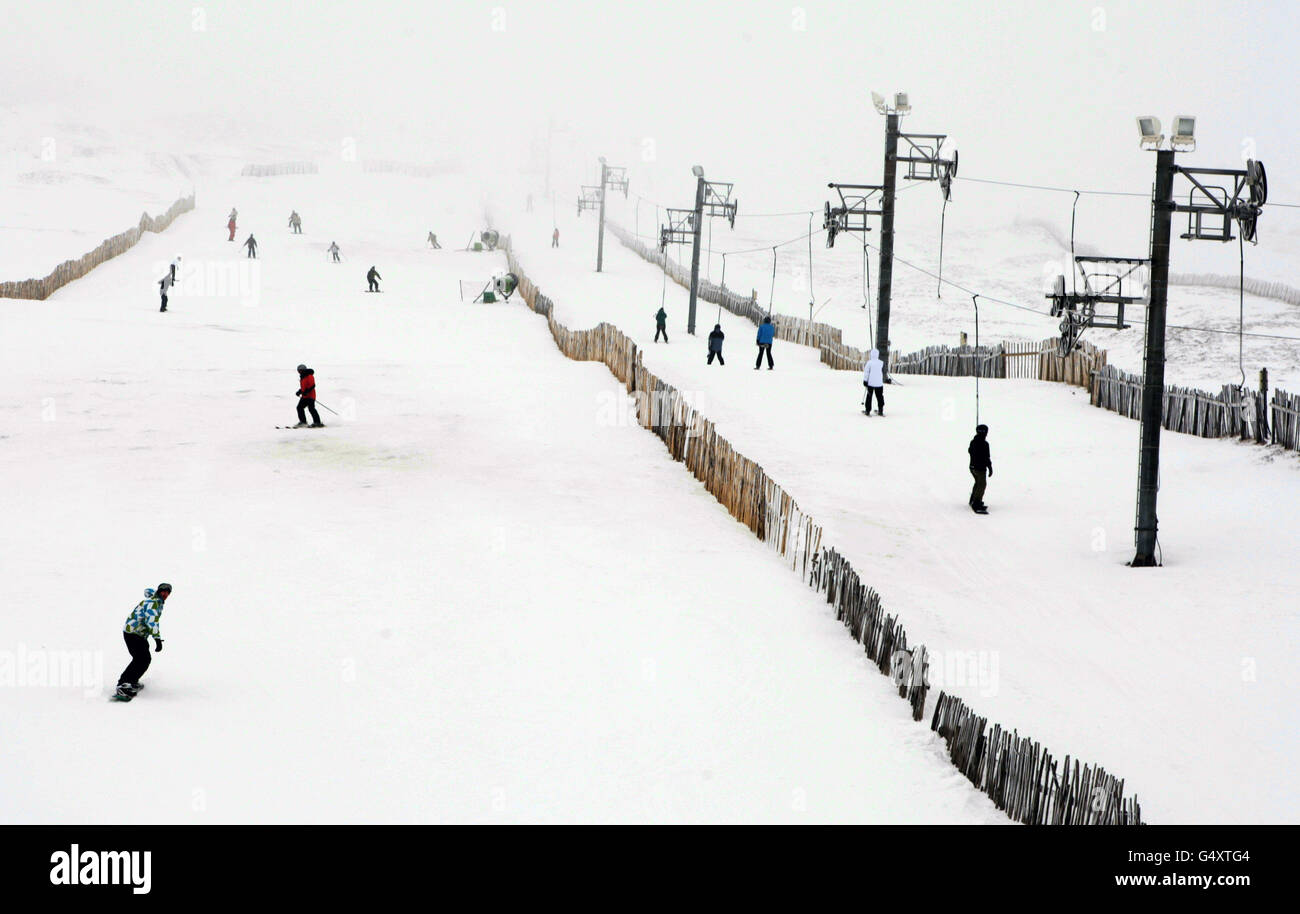 Snowboarder im Glenshee Ski Center in Aberdeenshire, das Zentrum hat das größte Liftsystem Großbritanniens und erstreckt sich über vier Berge mit einer Höhe von 3.504ft. Stockfoto