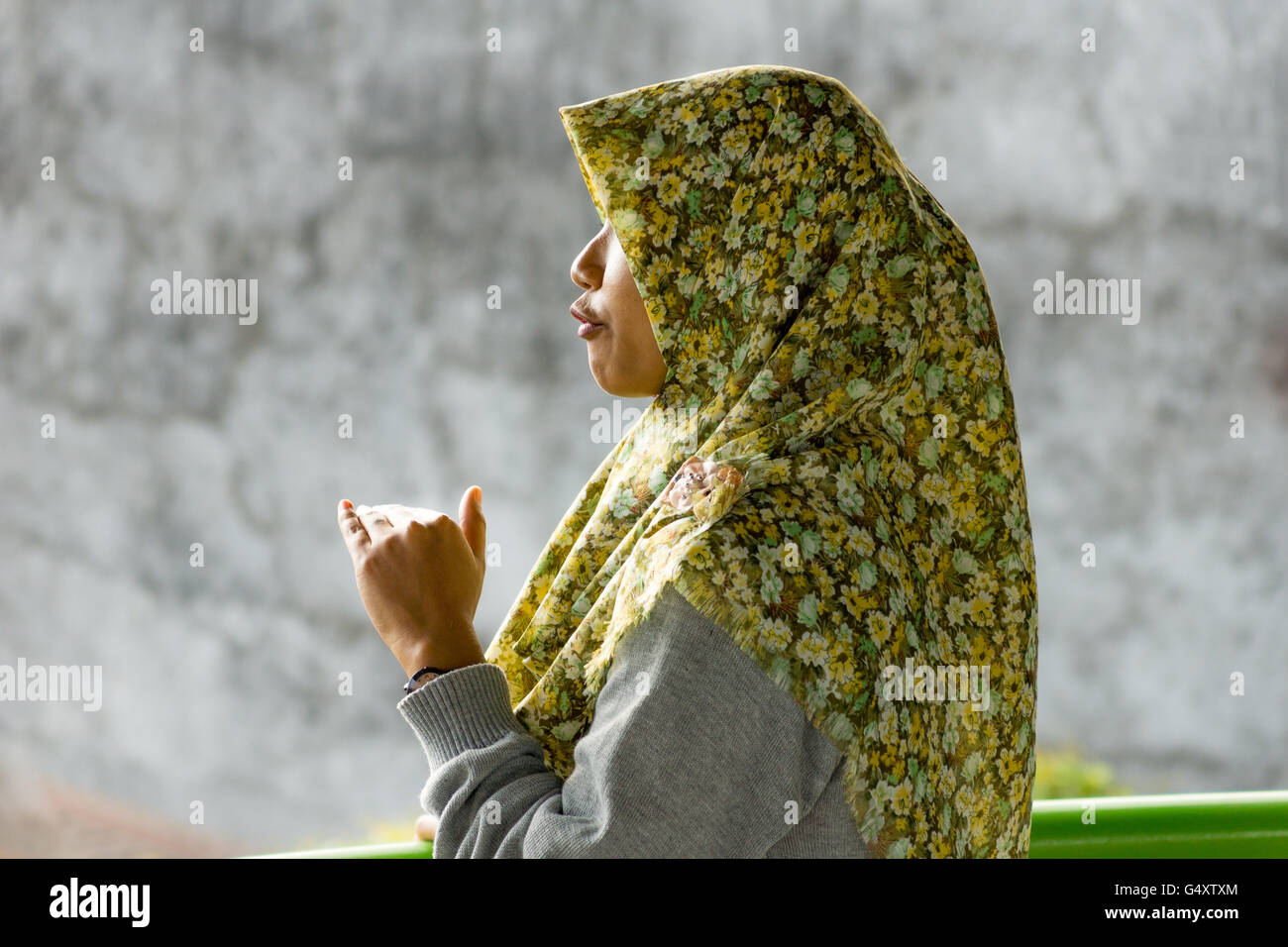 Indonesien, Java, Magelang, indonesische Frau mit Kopftuch Stockfoto