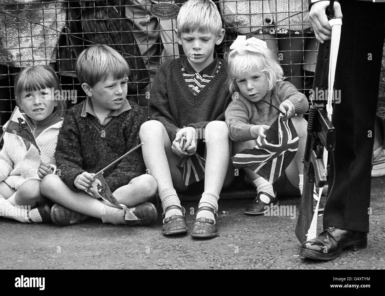 Kinder warten darauf, dass der Prinz von Wales zu seiner Investitur in Caernarfon Castle eintrifft. Stockfoto