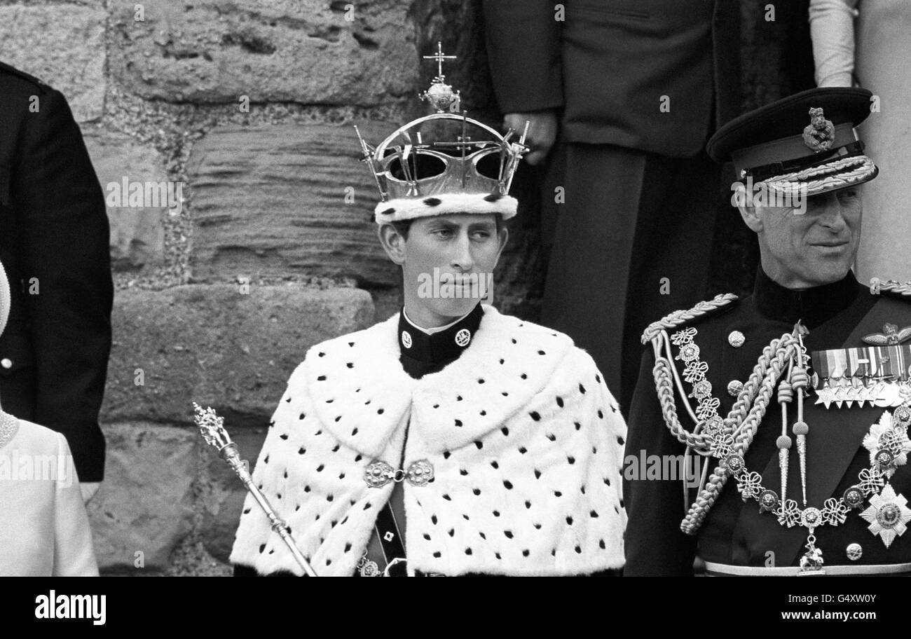 Der neu investierte Prinz von Wales, links, mit dem Herzog von Edinburgh, als sie Caernarfon Castle am Wassertor verlassen, zu einer Fanfare von den Trompetern der Royal Military School of Music erklang. Stockfoto