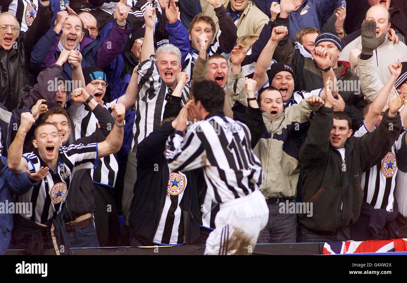 Gary Speed und die Toon Army von Newcastle United feiern, nachdem sie Tranmere während ihres Fußballspiels im FA Cup Quarter Final im Prenton Park, Tranmere, besiegt haben. Stockfoto