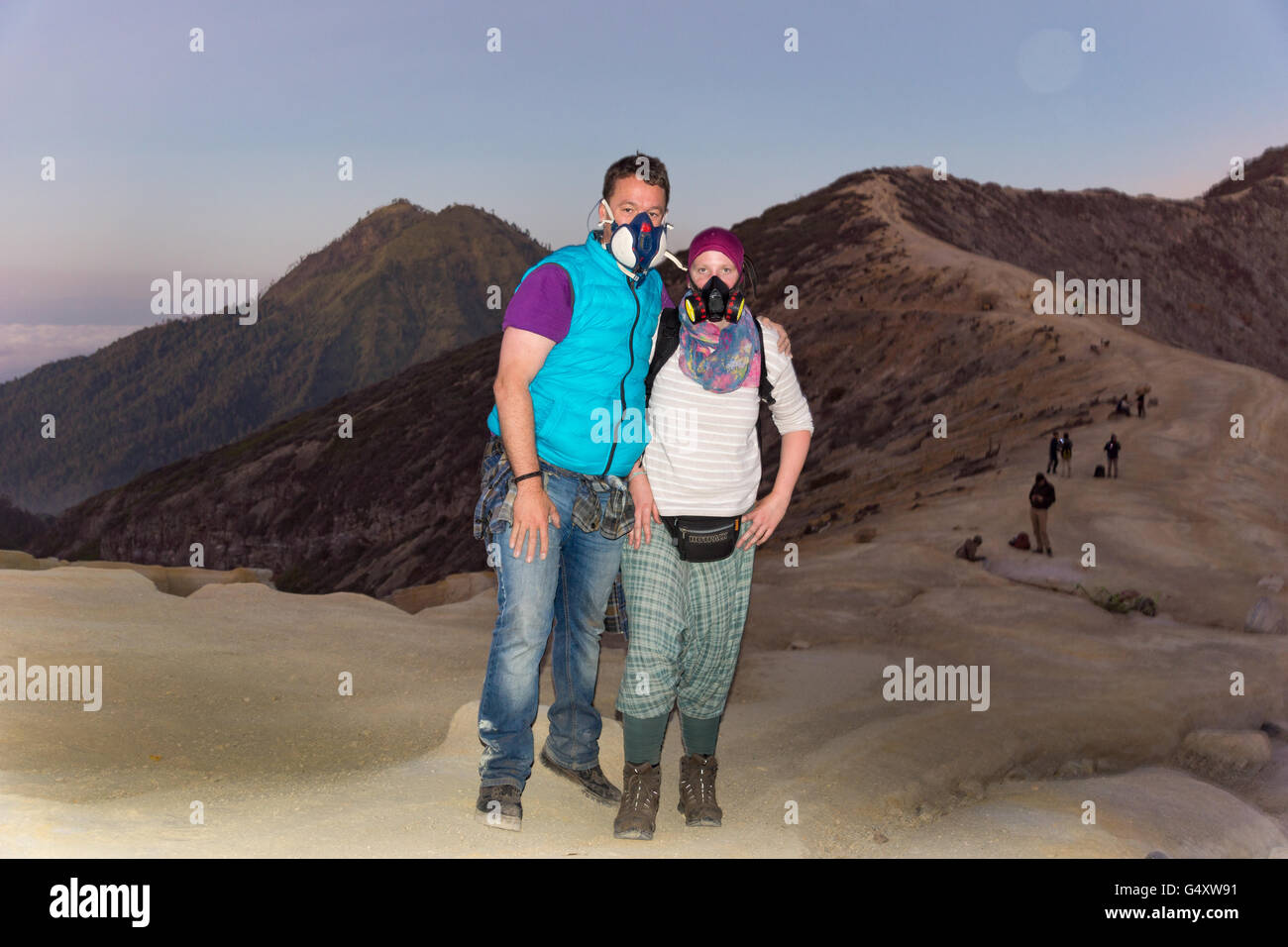 Indonesien, Java, Bondowoso, Touristen mit Schutzmaske auf dem Vulkan Ijen Stockfoto