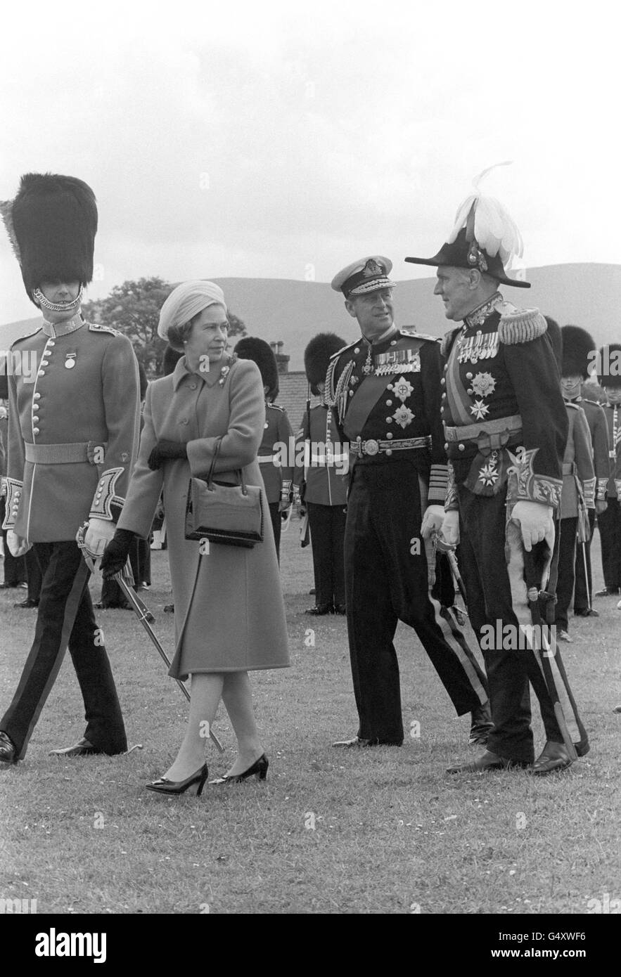 Königin Elisabeth II., begleitet vom Herzog von Edinburgh und LT-Gouverneur Sir John Paul, rechts, als sie in ihrer Eigenschaft als Lord of man, besuchte die Jahrtausendfeier des Tynwald, der Legislative der Isle of man. Es wird behauptet, das älteste ständige parlamentarische Organ der Welt zu sein Stockfoto
