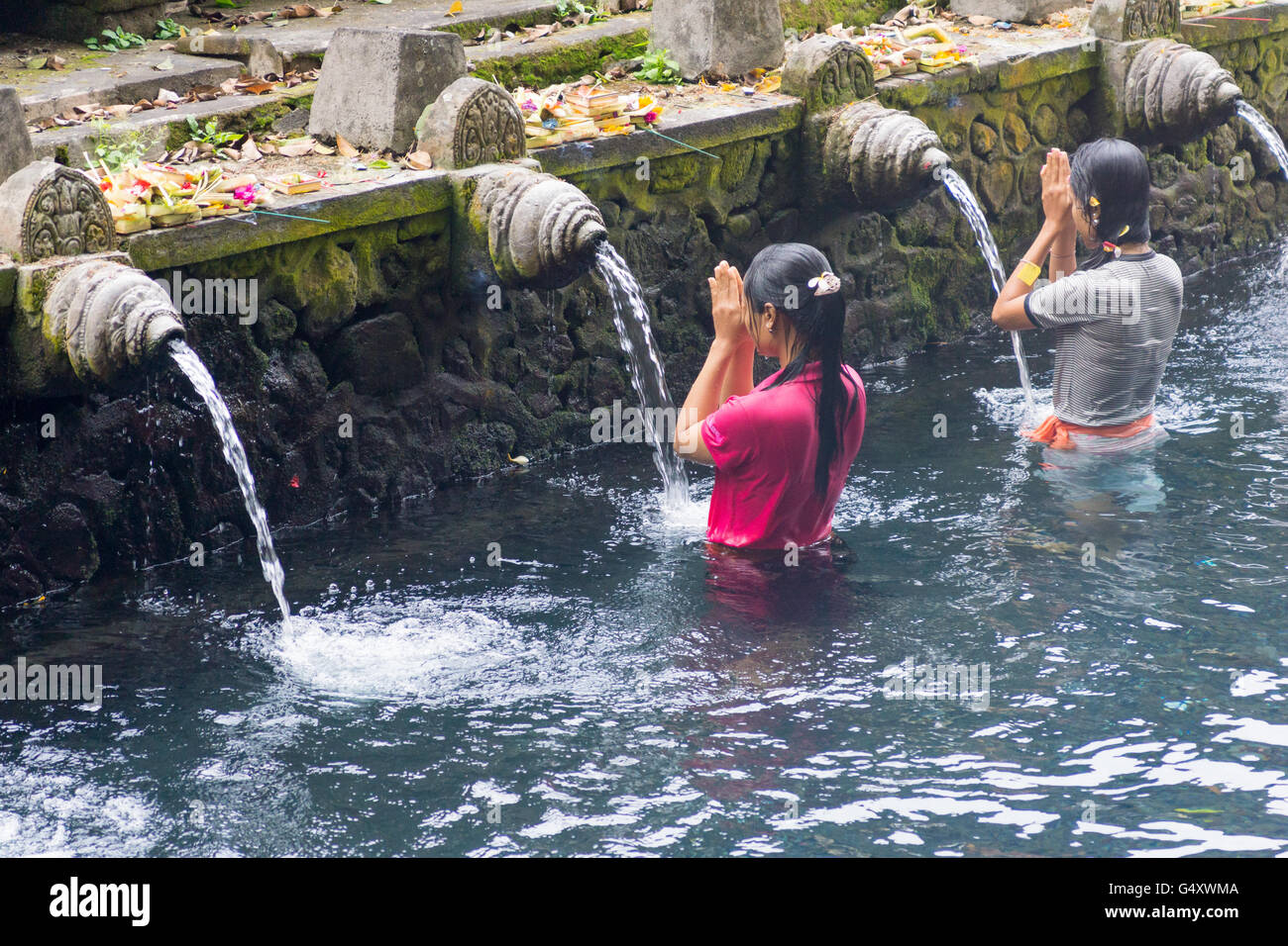 Indonesien, Bali, Gianyar, betende Frauen im Wasser von der Hindu-Tempel Pura Tirta Empul Stockfoto