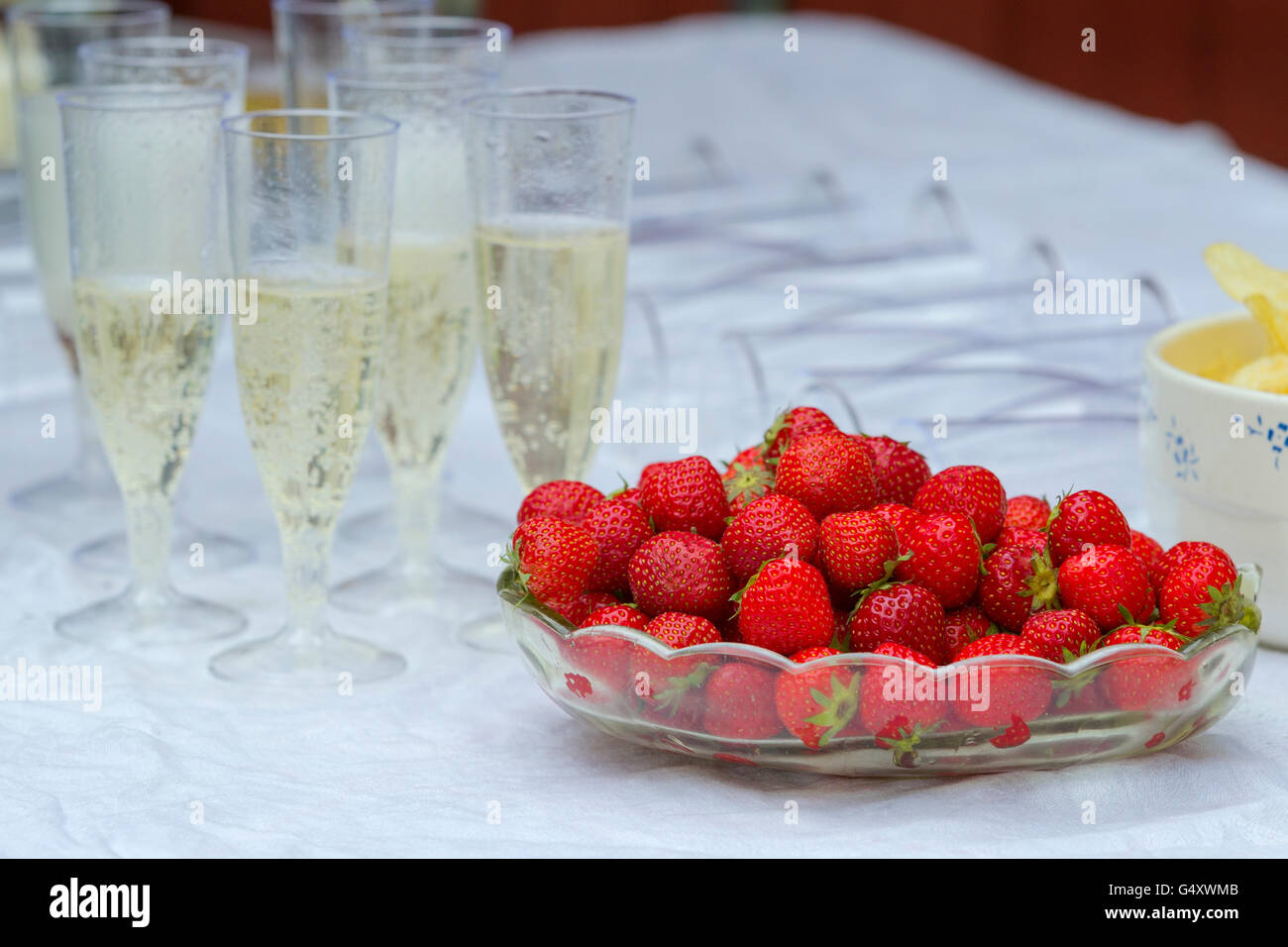 Champagner und erdbeeren -Fotos und -Bildmaterial in hoher Auflösung ...