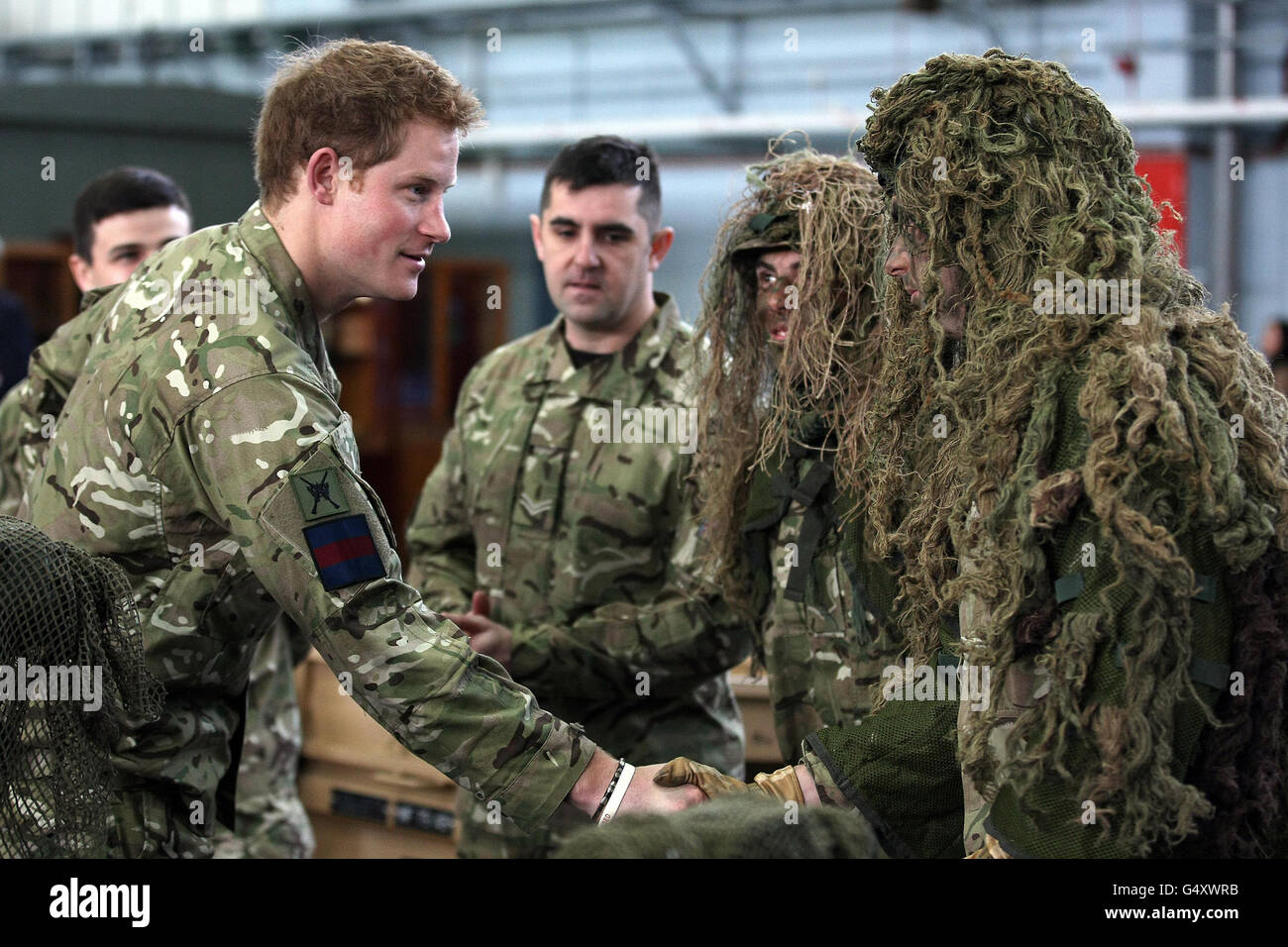 Prinz Harry trifft Servicepersonal während eines Besuchs in RAF Honington, in der Nähe von Bury St Edmunds in Suffolk. Stockfoto