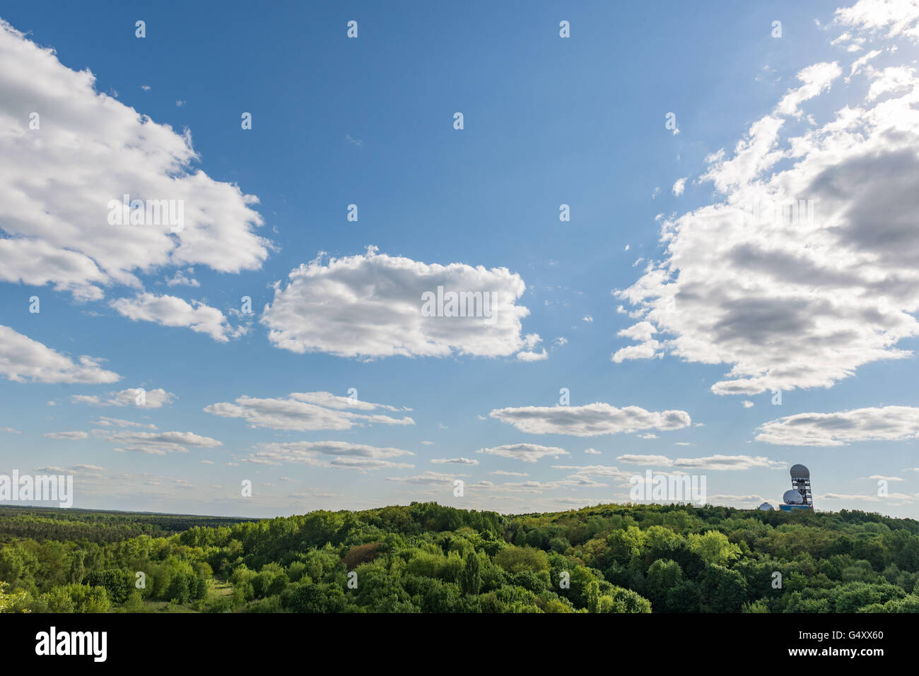 Deutschland, Berlin, Charlottenburg-Wilmersdorf, Blick auf den Teufelsberg auf dem ehemaligen US-amerikanischen offenes Gebäude Stockfoto