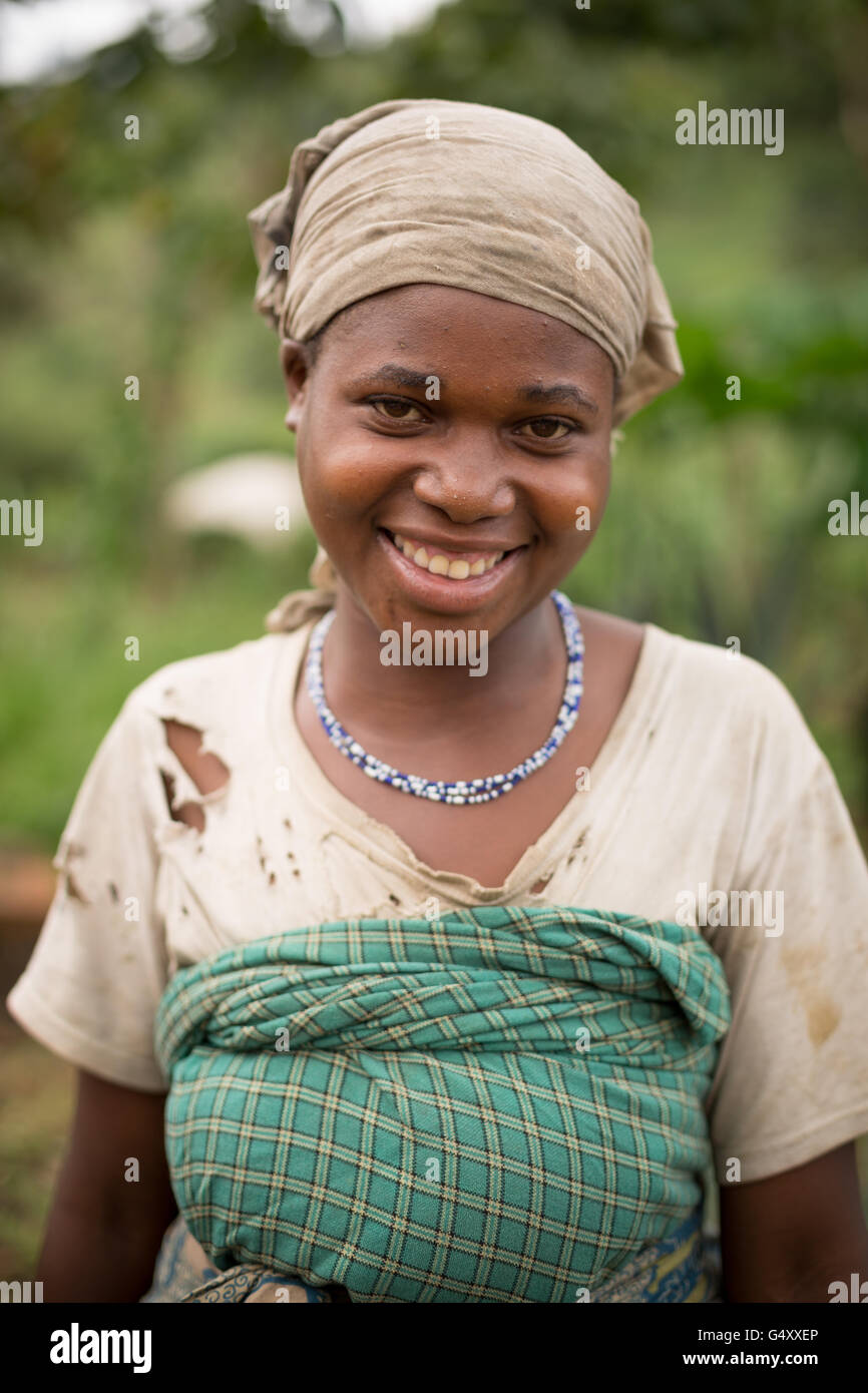 Eine Frau im ländlichen Kasese District, Uganda, Ostafrika. Stockfoto