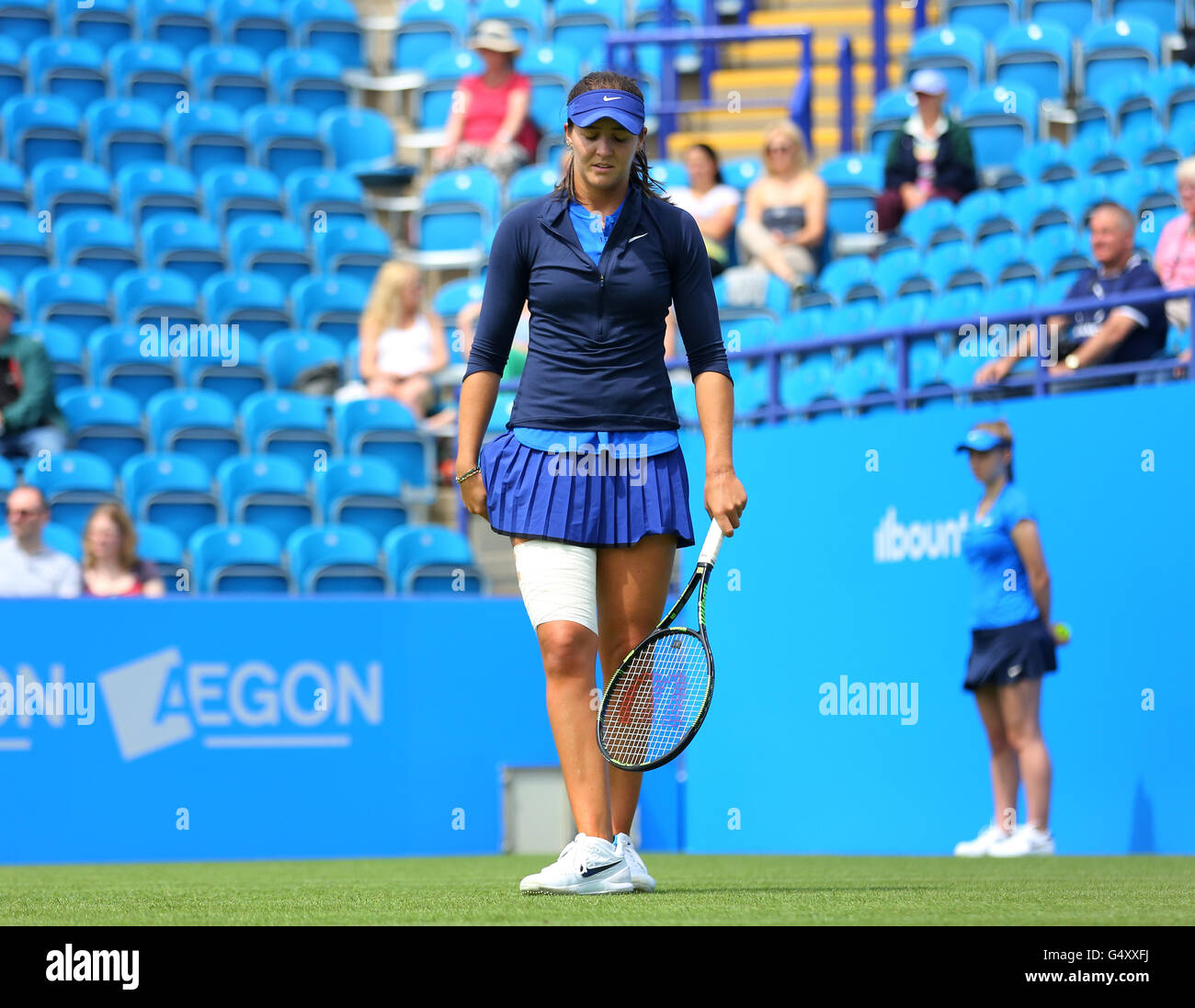 Die Großbritanniens Laura Robson während ihres Qualifikationsspiel gegen die USA Madison Brengle beim AEGON International 2016 im Devonshire Park, Eastbourne. DRÜCKEN SIE VERBANDSFOTO. Bilddatum: Sonntag, 19. Juni 2016. Siehe PA Geschichte Tennis Eastbourne. Das Foto sollte lauten: Gareth Fuller/PA Wire. Stockfoto