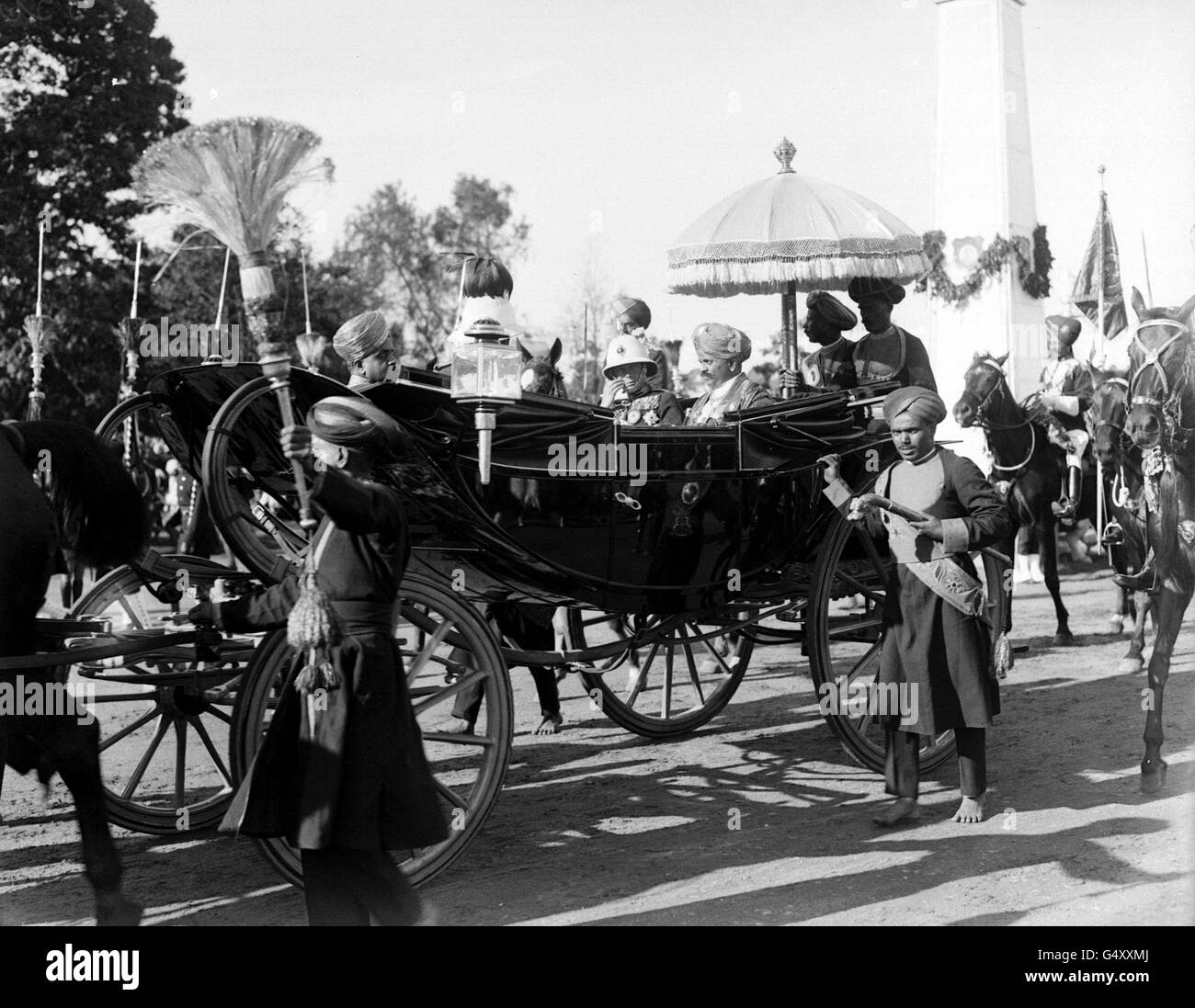 THE BRITISH RAJ: 19. Januar 1922: Die Reise des Prinzen von Wales durch Japan und Indien. Die Ankunft des Prinzen in Mysore. HRH und der Maharadscha von Mysore in einer Kutsche Fahrt zum Regierungshaus. Stockfoto