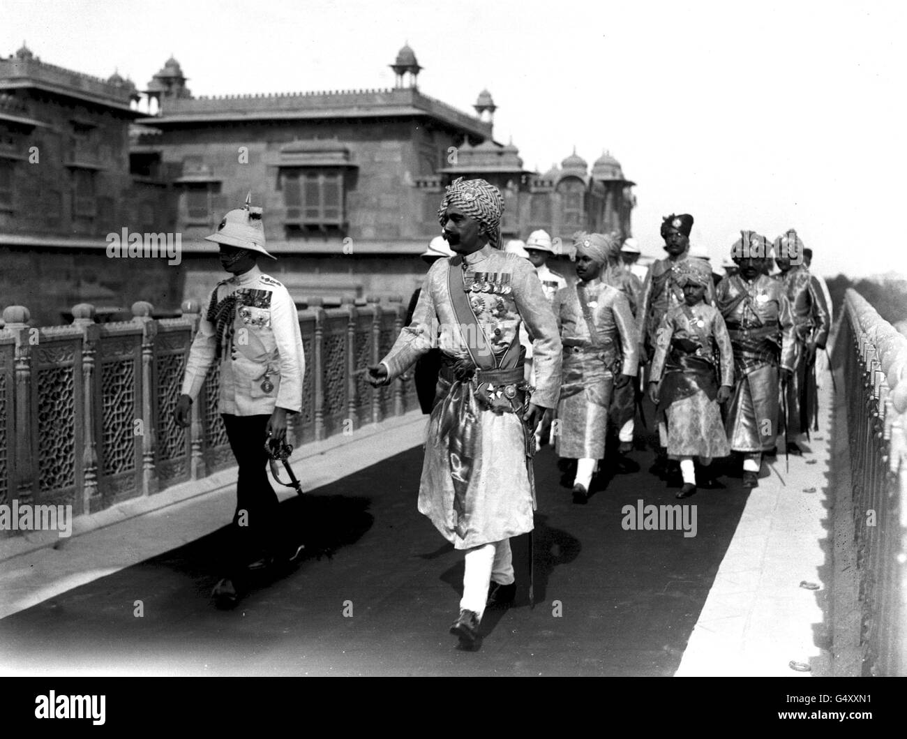 PA NEWS FOTO 1921: DER BRITISCHE RAJ: Die Reise des Prinzen von Wales durch Japan und Indien. Der Prinz von Wales, begleitet von der Maharadscha von Bikaner, weiter zur durbar Halle in der Ganga Niwas Fort nach HRH Ankunft. Stockfoto
