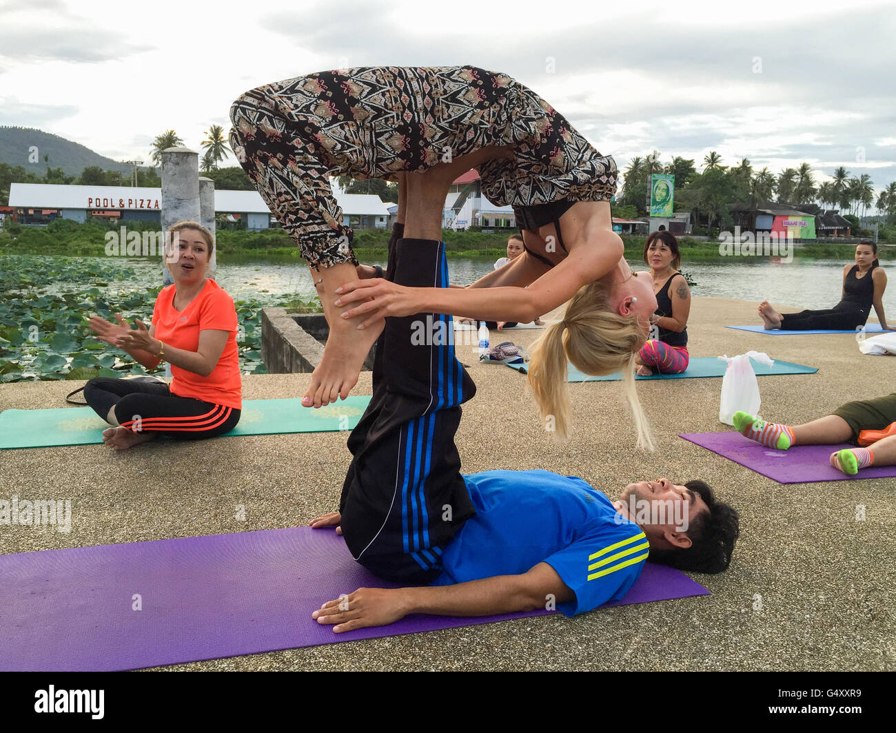 Thailand, Surat Thani, Ko Samui, Acro-Yoga auf Koh Samui Stockfoto