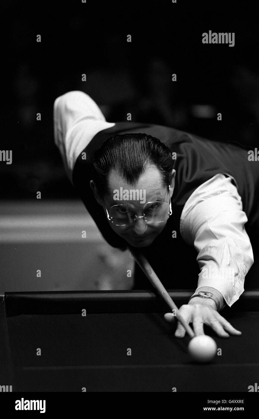 Ray Rearden in Aktion gegen Joe Johnson, während der ersten Runde des Benson Hedges Snooker Masters in Wembley, London. Stockfoto