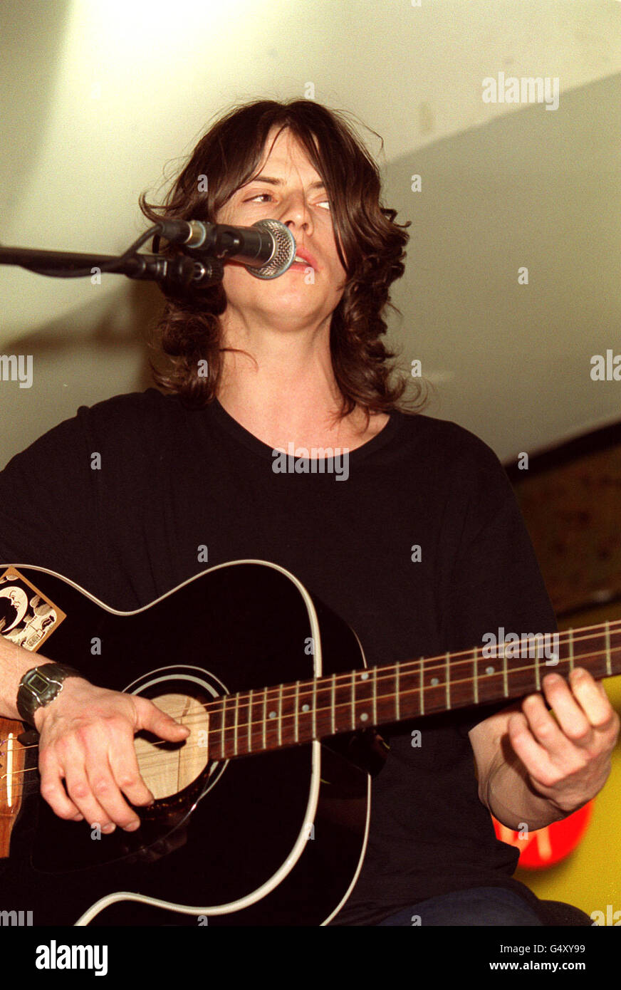 Euros Childs der walisischen psychedelischen Rockband Gorky's Zygotic Mynci treten im Virgin Megastore in der Londoner Oxford Street auf. Stockfoto