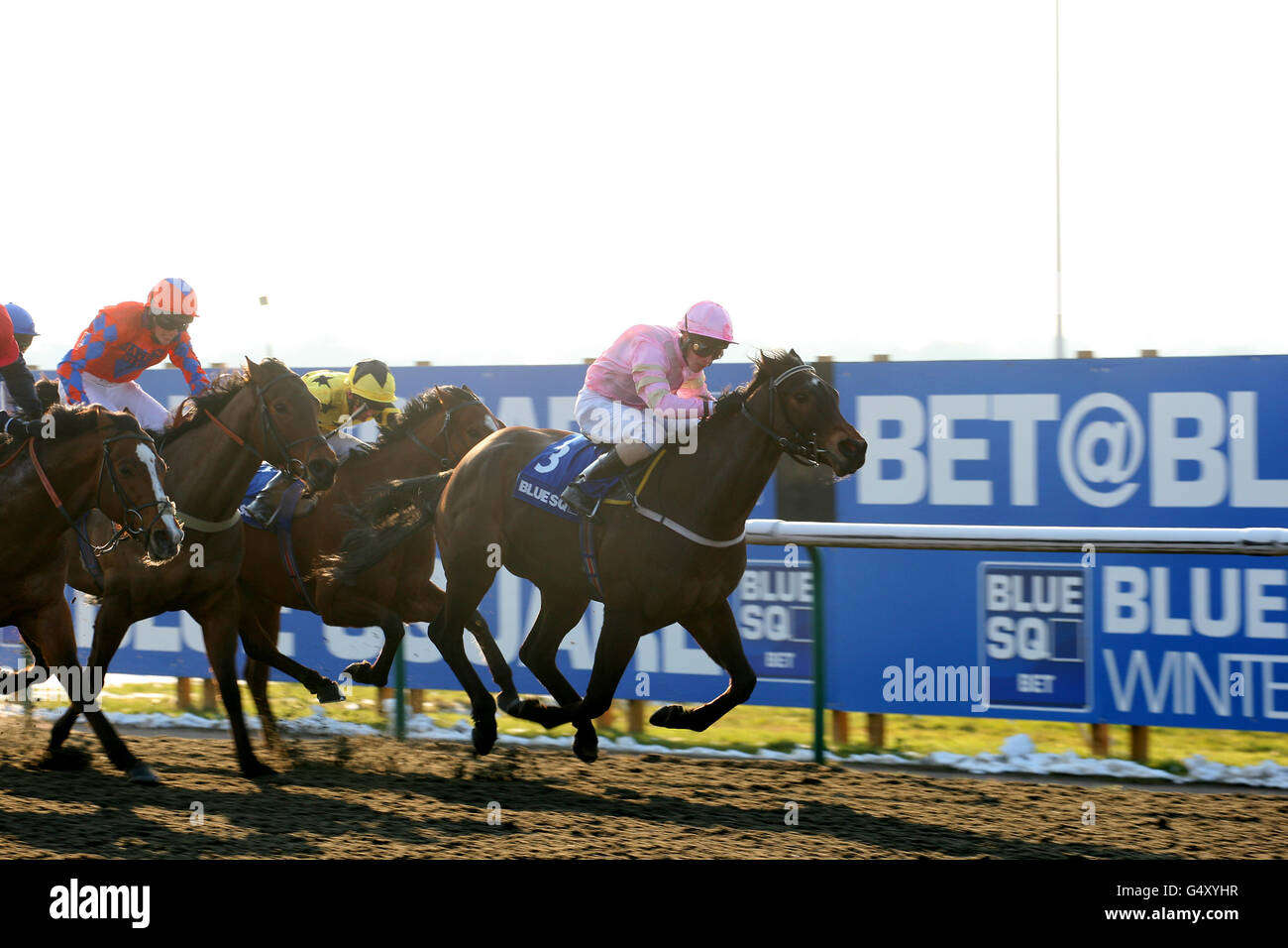 Pferderennen - Rennbahn Lingfield. Haadeeth unter Jockey Matthew Cosham gewinnt die Blue Square Sprint Series Runde 6 Handicap Stakes auf der Lingfield Racecourse, Lingfield. Stockfoto