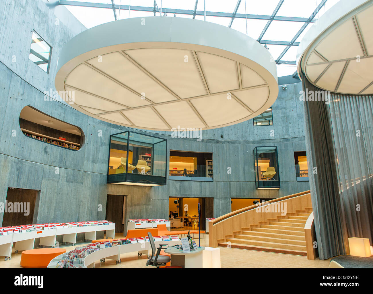 2015 eröffnet, ist die Stadtbibliothek von Le Havre zu Hause in Oskar Niemeyer Symbol "Le Volcan", Normandie, Frankreich Stockfoto