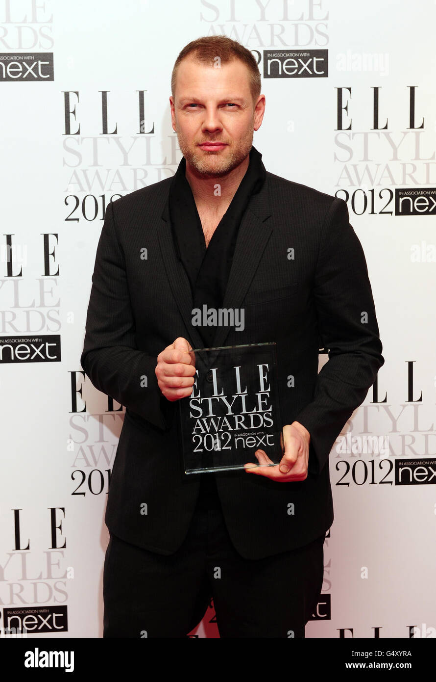 Jonny Johansson mit seiner Auszeichnung für zeitgenössische Marke des Jahres bei den Elle Style Awards 2012 im Savoy Hotel im Zentrum von London. Stockfoto