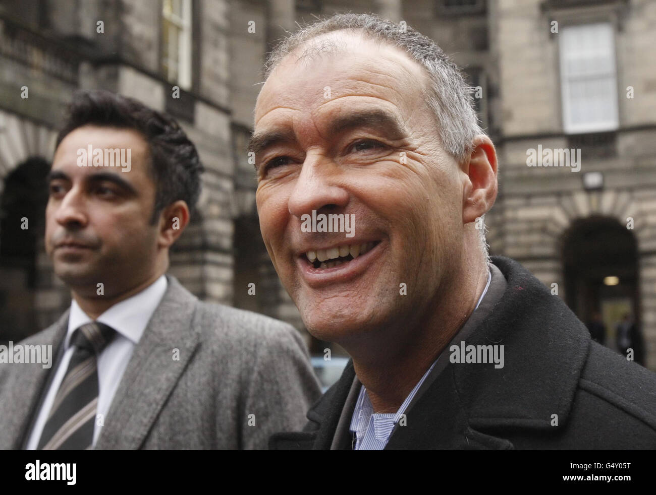 Der ehemalige MSP Tommy Sheridan (rechts) und der Anwalt Aamer Anwar kommen beim Court of Session in Edinburgh, Schottland, in der letzten Runde eines langjährigen Rechtsstreits um seinen Schadenersatz aus den Nachrichten der Welt. Stockfoto