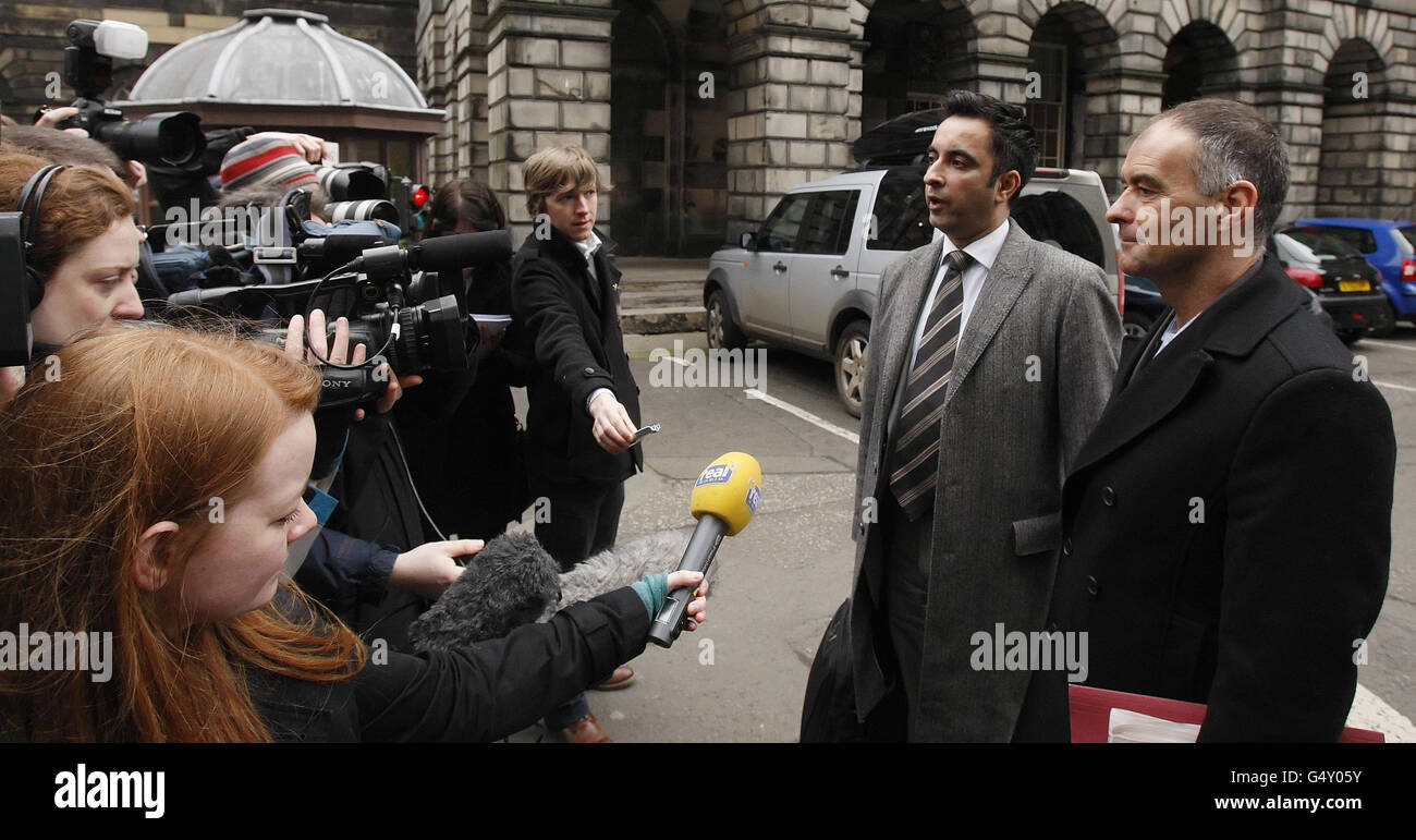 Der ehemalige MSP Tommy Sheridan (rechts) und der Anwalt Aamer Anwar kommen beim Court of Session in Edinburgh, Schottland, in der letzten Runde eines langjährigen Rechtsstreits um seinen Schadenersatz aus den Nachrichten der Welt. Stockfoto