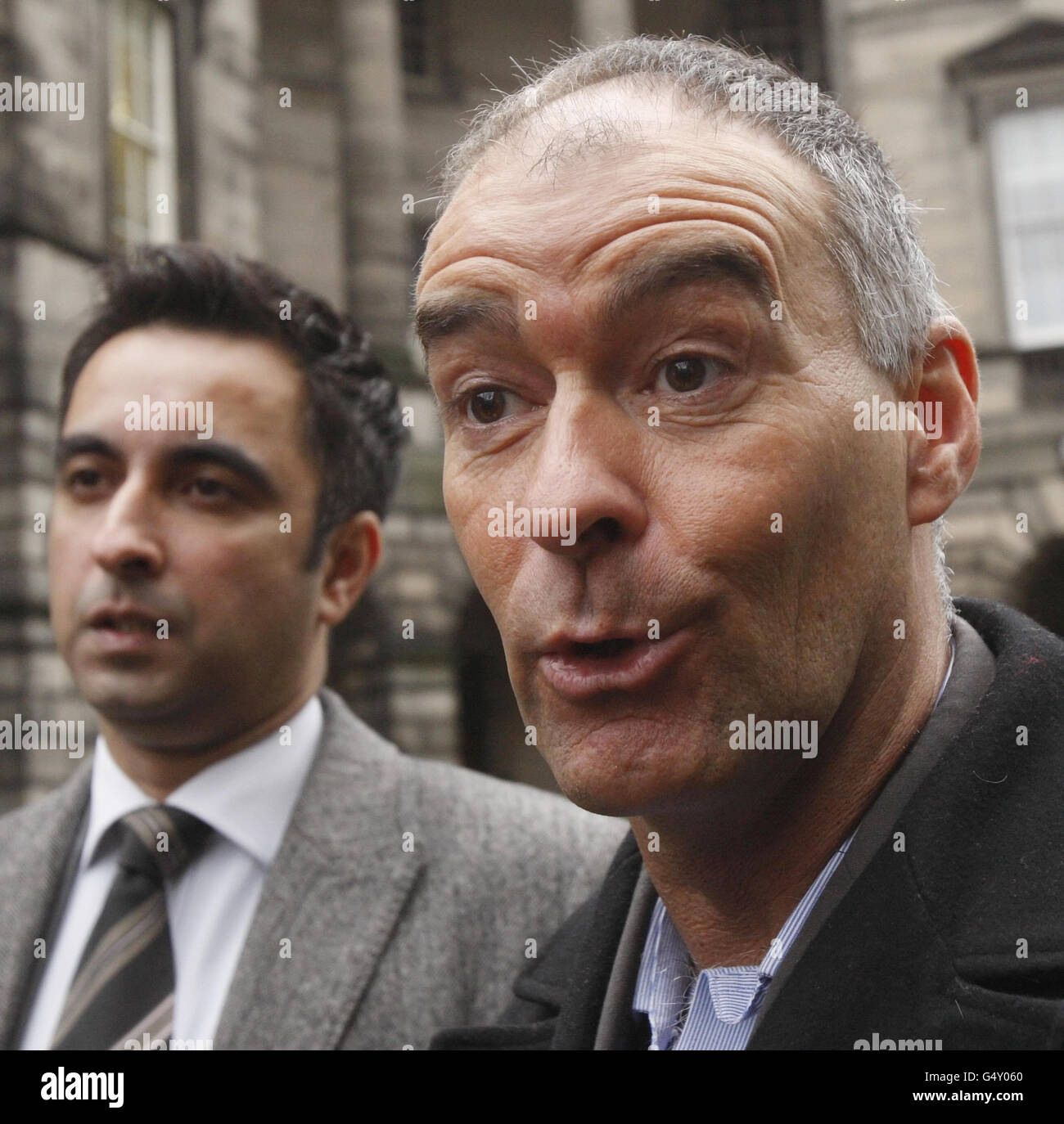 Der ehemalige MSP Tommy Sheridan (rechts) und der Anwalt Aamer Anwar kommen beim Court of Session in Edinburgh, Schottland, in der letzten Runde eines langjährigen Rechtsstreits um seinen Schadenersatz aus den Nachrichten der Welt. Stockfoto