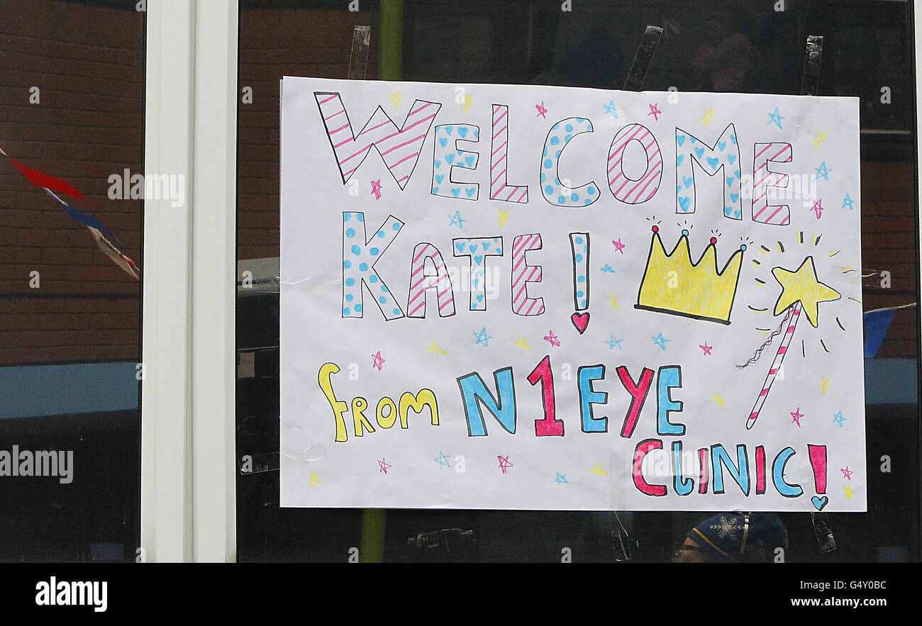 Begrüßungsschilder von Kindern vor der Ankunft der Herzogin von Cambridge im Alder Hey Hospital, Liverpool. Stockfoto