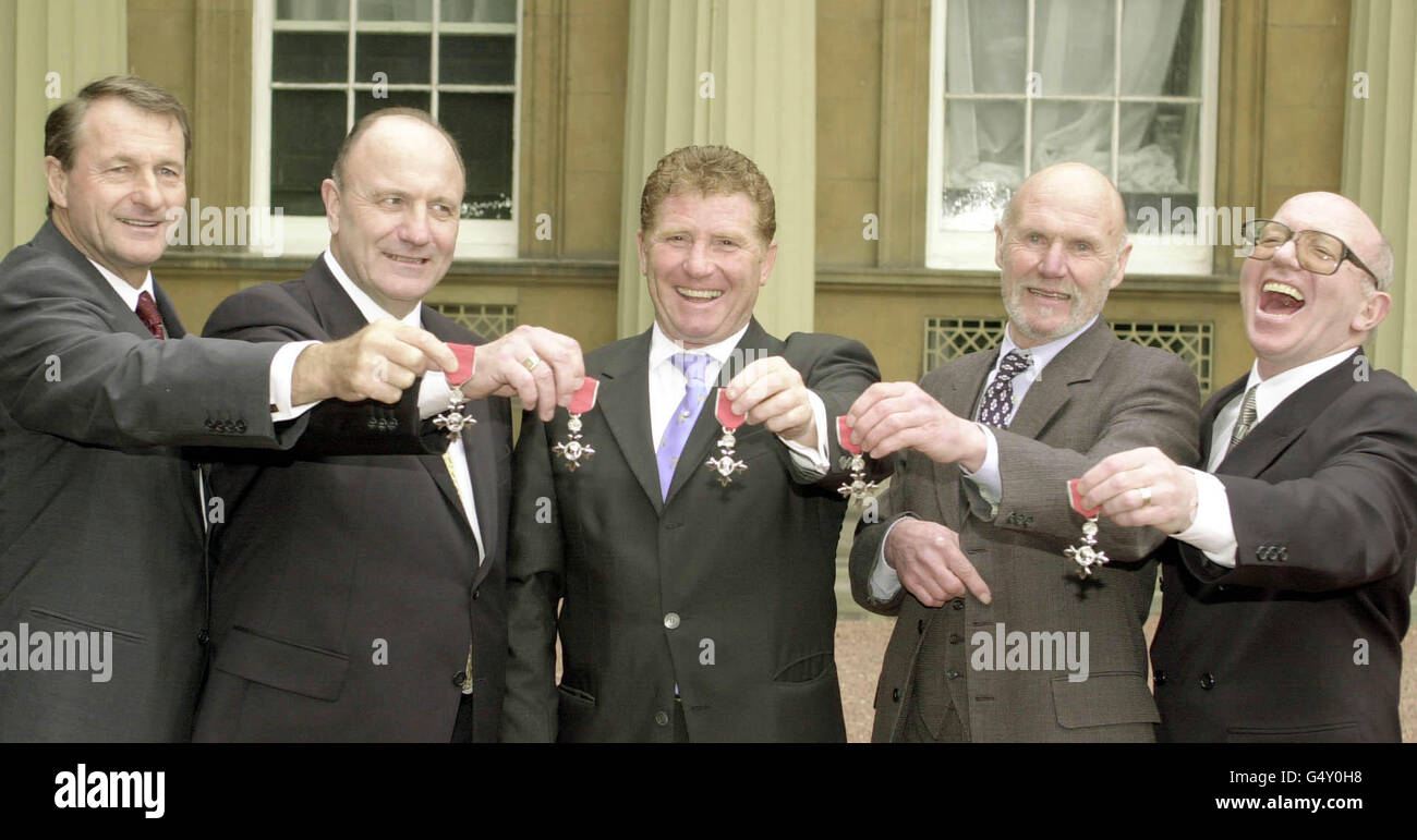 Ehemalige Fußballspieler Roger Hunt, George Cohen, Alan Ball, Ray Wilson und Nobby Stiles im Buckingham Palace. Die Königin würdigte die fünf vergessenen Helden des WM-Siegerteams von 1966. * Mehr als 30 Jahre nachdem sie England im Finale in Wembley dabei geholfen hatten, die Bundesrepublik zu schlagen, erhielten die fünf MBEs für ihren Teil am Sieg Englands im Jahr 4-2 am 30 1966. Juli bei einer Investitur im Buckingham Palace. Stockfoto