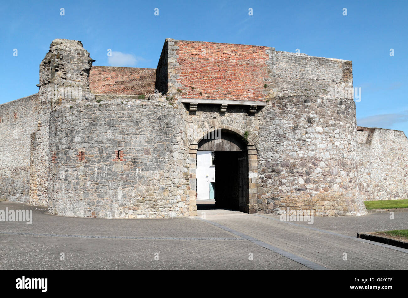 Eingangstor in Dungarvan Castle (King John's Norman Castle), Dungarvan, Co. Waterford, Irland (Eire). Stockfoto