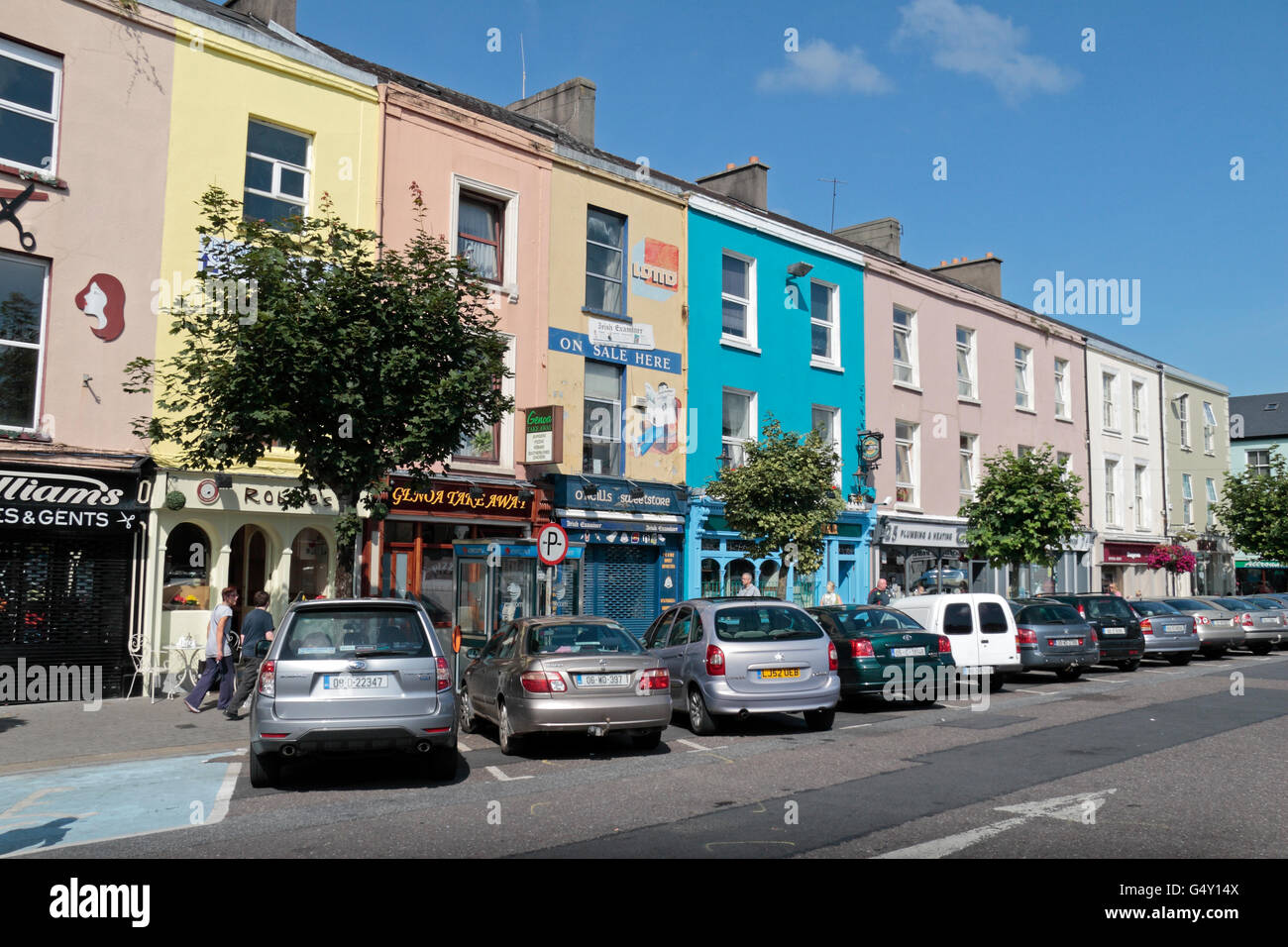 Bunte Geschäfte und Proerties auf Grattan-Platz im Zentrum von Dungarvan, Co. Waterford, Irland (Eire). Stockfoto