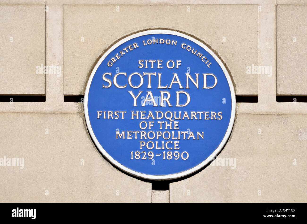 London, England, Vereinigtes Königreich. Gedenktafel: Website von Scotland Yard an das Ministerium für Landwirtschaft Gebäude, Whitehall Place... Stockfoto