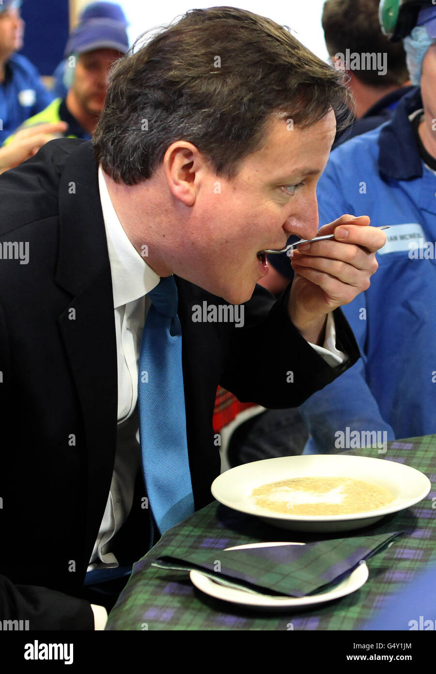 Premierminister David Cameron probiert Haferbrei bei einem Besuch der Quaker Oats-Anlage in Cupar in Schottland. Stockfoto