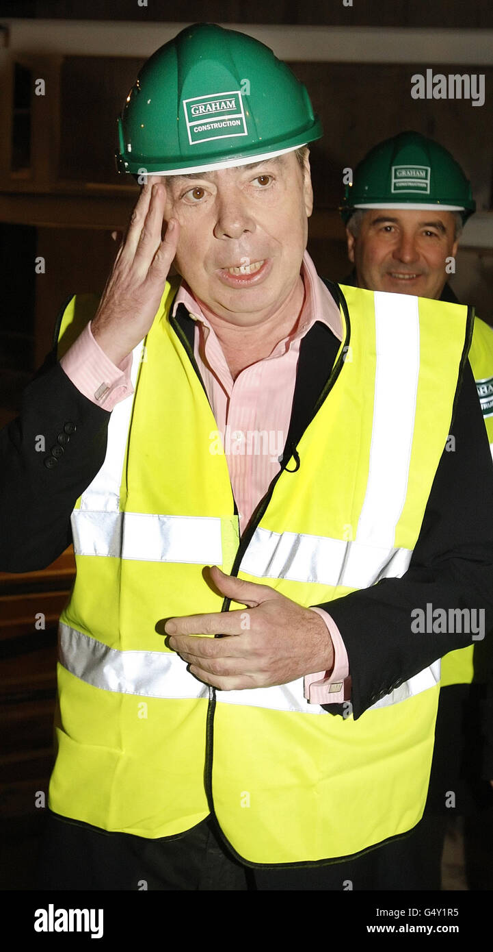 Lord Lloyd-Webber ist während eines Besuchs des Beacon Arts Center Projekts in Greennock, Schottland, abgebildet. Stockfoto