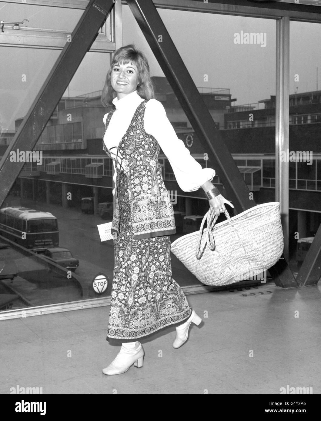 Die britische Schauspielerin Stephanie Beacham ging nach Paris, um die neueste Mode aus Elizabeth Taylors Boutique zu modellieren, um im Playboy-Magazin ein Foto zu verbreiten. Stockfoto