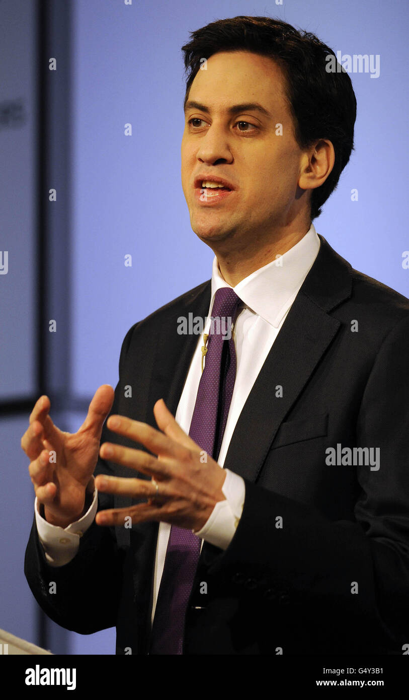 Ed Miliband hielt eine Rede im Thompson Reuters Building, Canary Wharf, London, wo er Banker davor warnte, dass sie Veränderungen annehmen oder sich sozialer Isolation stellen müssten. Stockfoto