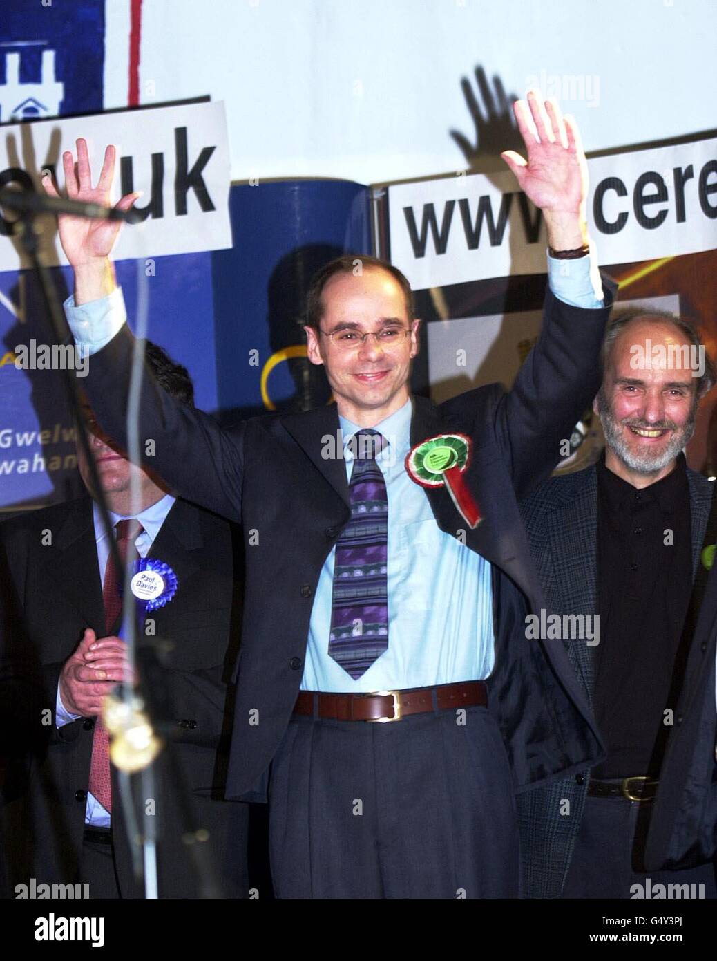 Simon Thomas von Plaid Cymru begrüßt seinen Sieg bei der Nachwahl in Ceredigion. Stockfoto