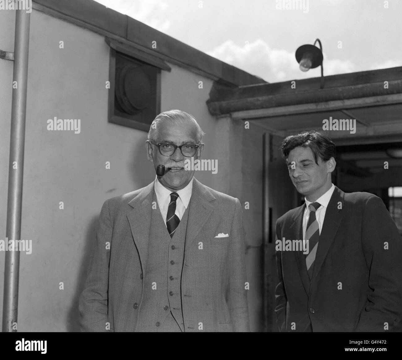 Boris Karloff (Horror-Filmstar 23. November 1887 - 2. Februar 1969) im April 1958 auf dem Flughafen London. Stockfoto