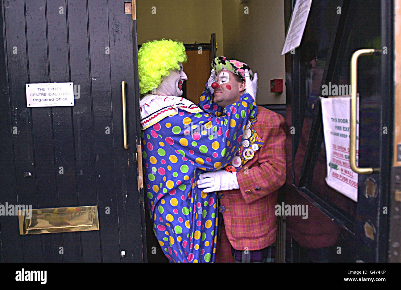 Der Grimaldi-Gottesdienst fand in der Clown's Church Holy Trinity in London statt. Clowns aus ganz Europa versammelten sich, um den Vater des Clowns Joseph Grimaldi zu ehren. Dem Gottesdienst folgte eine Show im Kirchensaal. Stockfoto