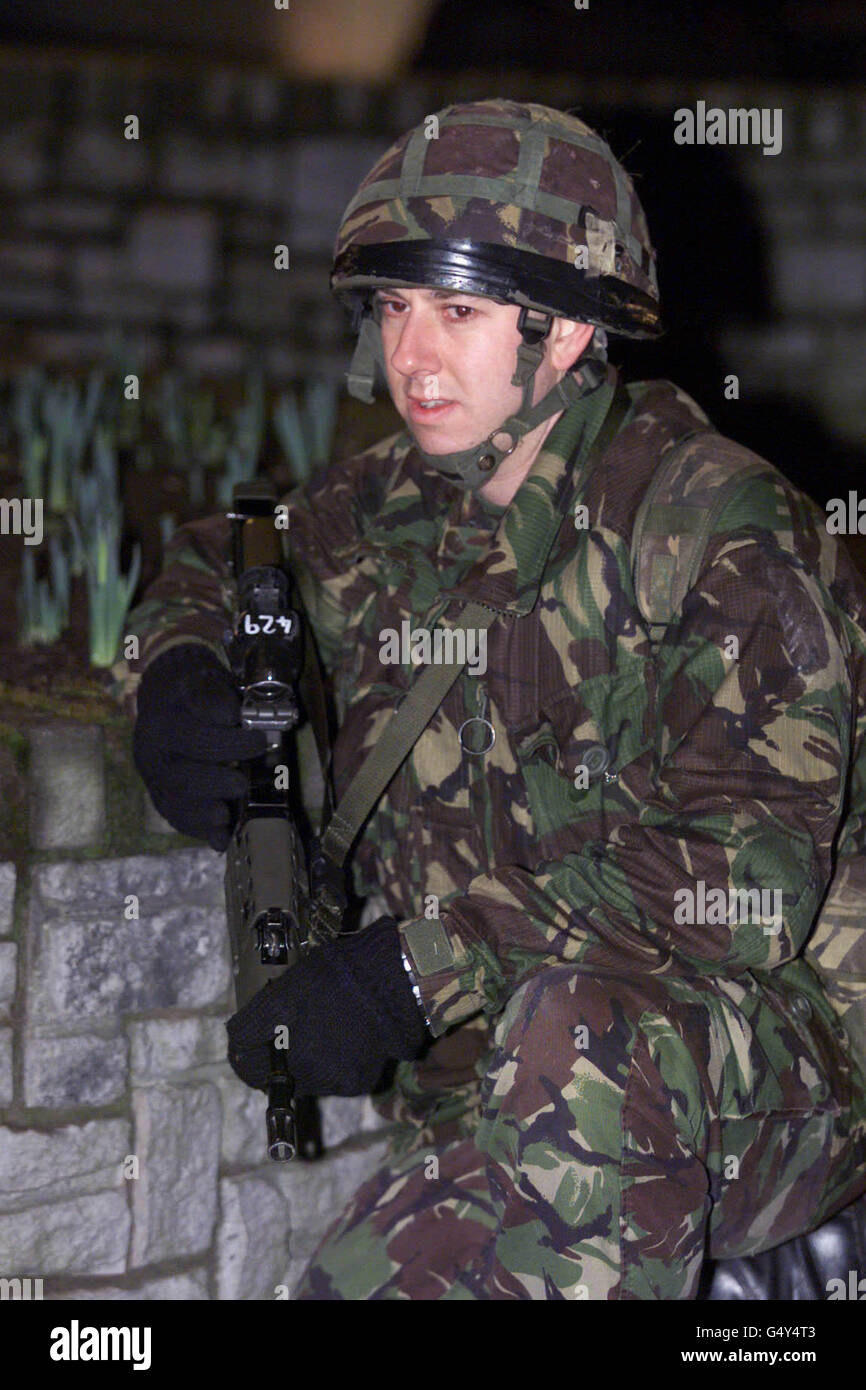 Ein britischer Soldat auf den Straßen von Irvinestown, County Fermanagh. Der nordirische Friedensprozess wurde in eine neue Krise gestürzt, nachdem regimekritische Republikaner ein Hotel in der Grafschaft Fermanagh bombardiert hatten. * Warnungen im Namen der Kontinuität IRA hatten zur Evakuierung von Mahons Hotel in Irvinestown geführt. Niemand wurde verletzt in der Explosion oder im Feuer, das folgte. Stockfoto