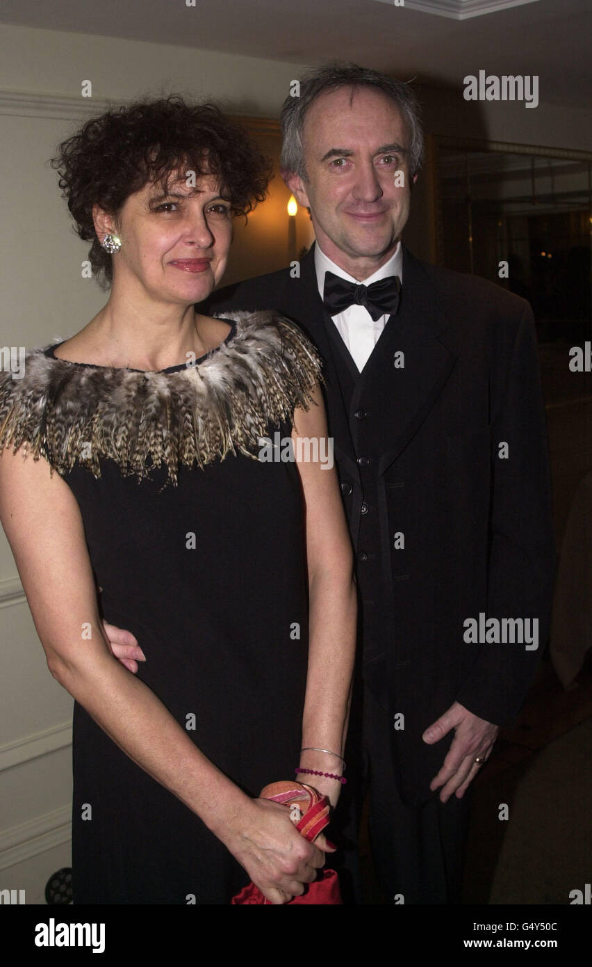 Der britische Schauspieler Jonathan Pryce mit seiner Partnerin Kate Fahy bei den Evening Standard British Film Awards im Savoy Hotel in London. Stockfoto