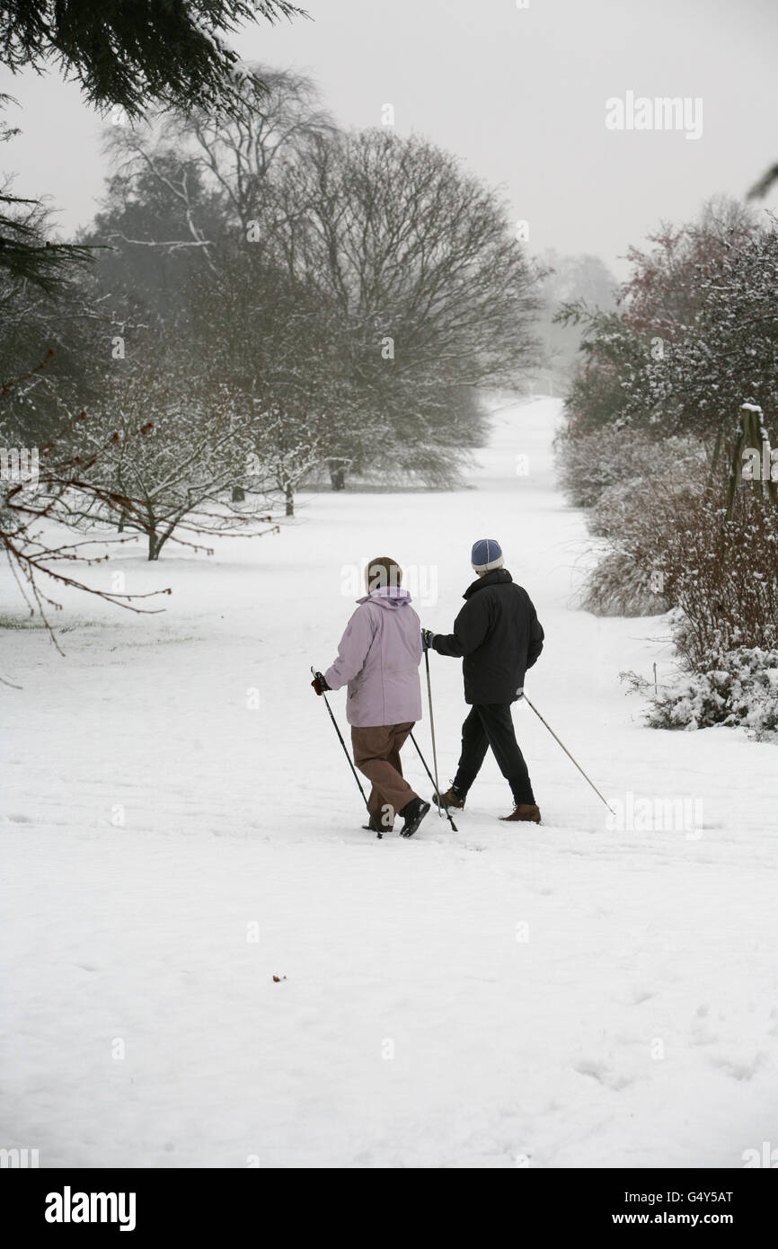 Wanderer genießen den Schnee in den Royal Botanical Gardens in Kew, West-London, da ein Großteil Großbritanniens zu einer Schneedecke aufwachte, nachdem der große Frost Deponien von bis zu 16 cm, geerdete Flugzeuge und Störungen auf der Straße und der Schiene verursacht hatte. Stockfoto