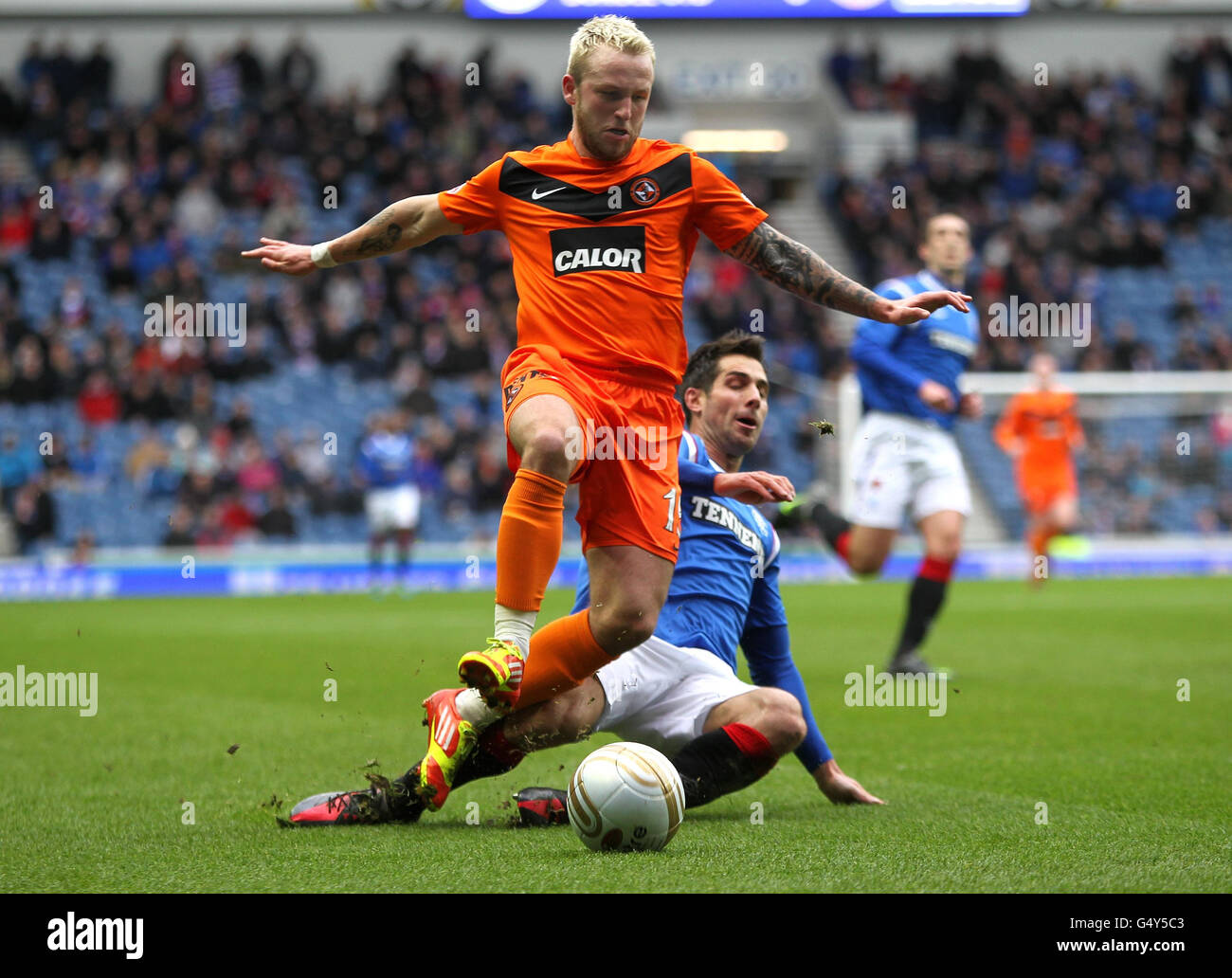 Johnny Russell von Dundee United (links) wird von den Rangers Carlos Bocanegra während des Spiels der Scottish Cup Fifth Round im Ibrox Stadium, Glasgow, angegangen. Stockfoto