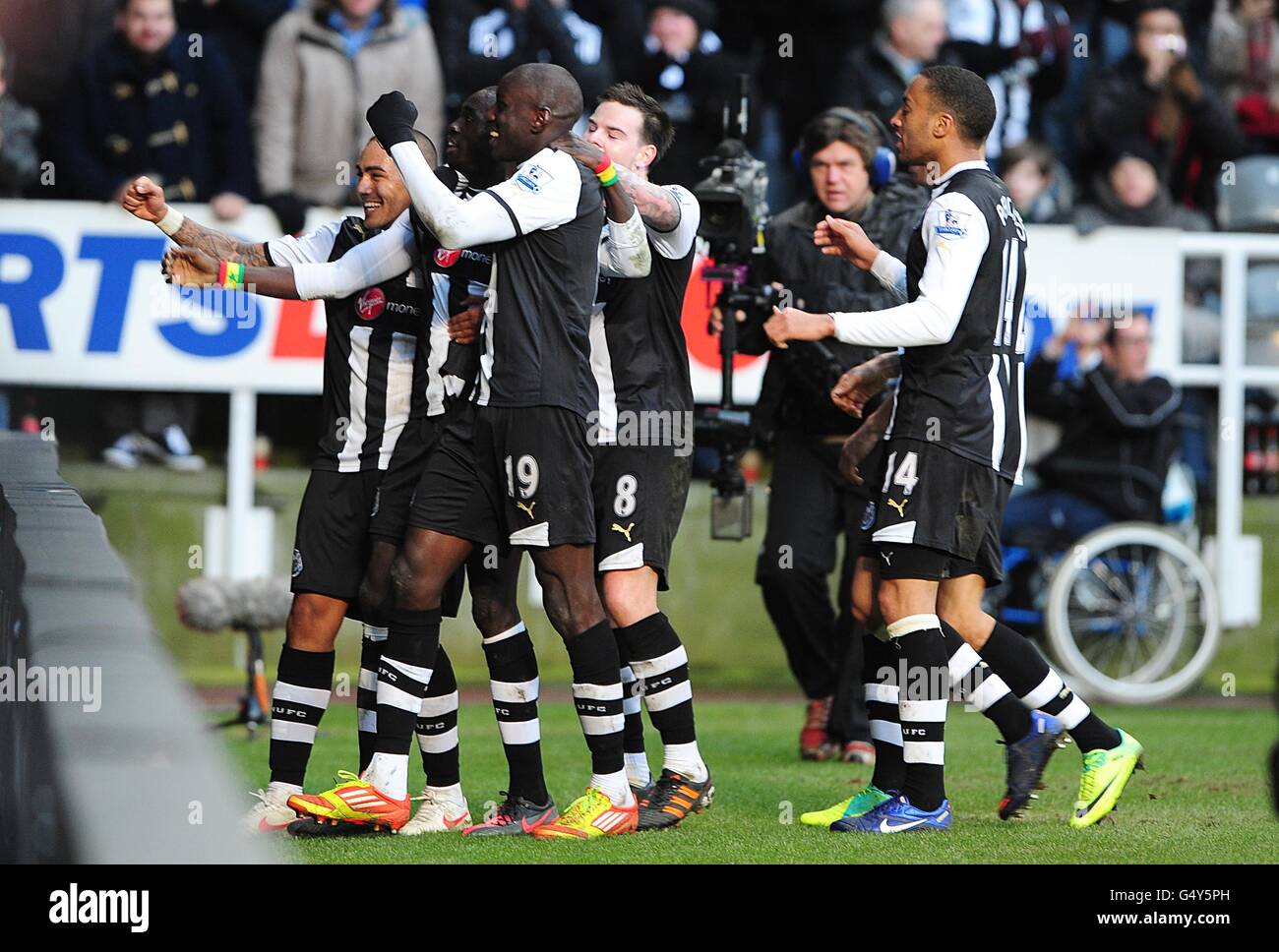 Fußball - Barclays Premier League - Newcastle United / Aston Villa - Sports Direct Arena. Papiss Cisse von Newcastle United (zweiter links) feiert das zweite Tor des Spiels mit Teamkollegen Stockfoto