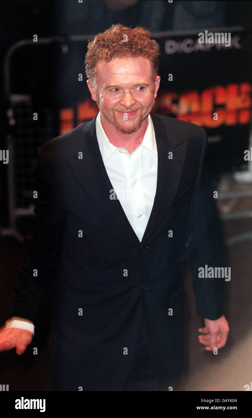 Simply Red Sänger Mick Hucknall kommt zur Europa-Gala-Premiere des Films The Beach, im Empire-Kino am Leicester Square, London. Stockfoto