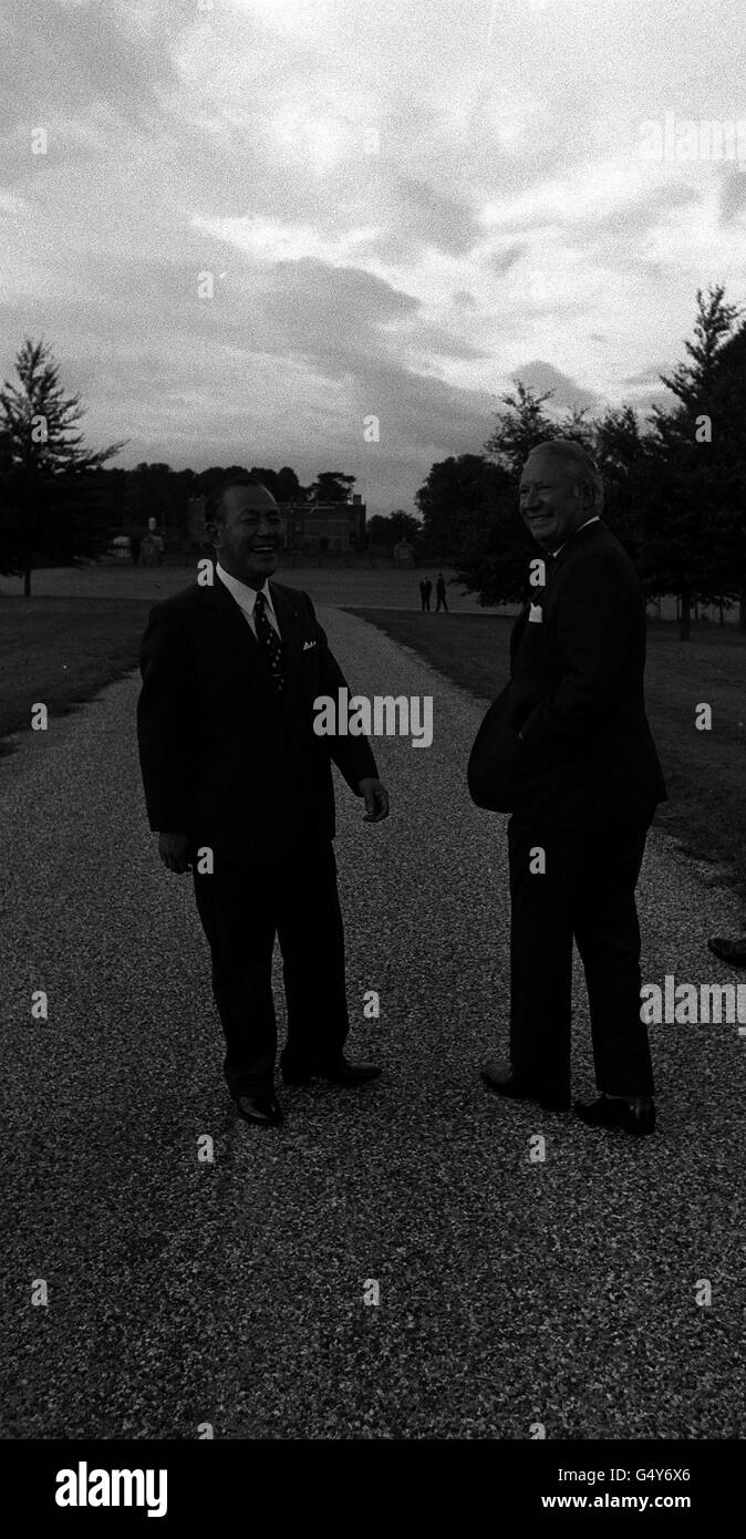 Der japanische Premierminister Kakuei Tanaka (links) und Premierminister Edward Heath genießen einen Spaziergang auf dem Gelände des Chequers, der offiziellen Residenz des Premierministers. Stockfoto