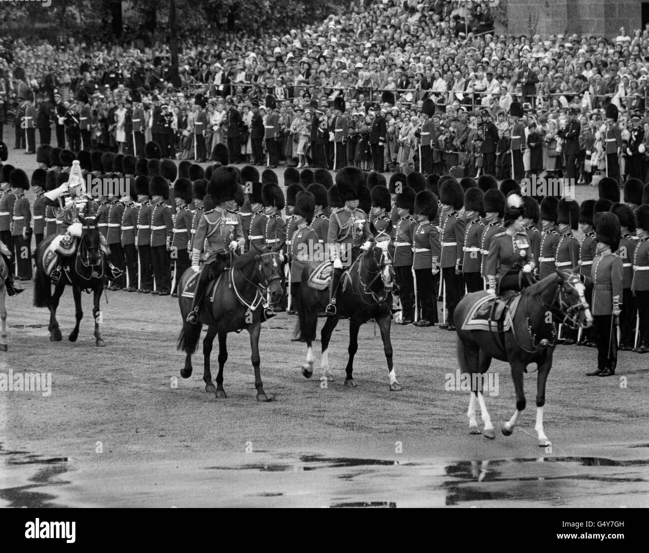 ** Low-res scanned off Print** Königin Elizabeth II, in Uniform der Grenadier Guards, reitet ihr Pferd Imperial während der Trooping the Color Ceremony in Horse Guards Parade, London. Hinter dem Rücken befinden sich der Duke of Gloucester (Zentrum) und der Duke of Edinburgh. Stockfoto