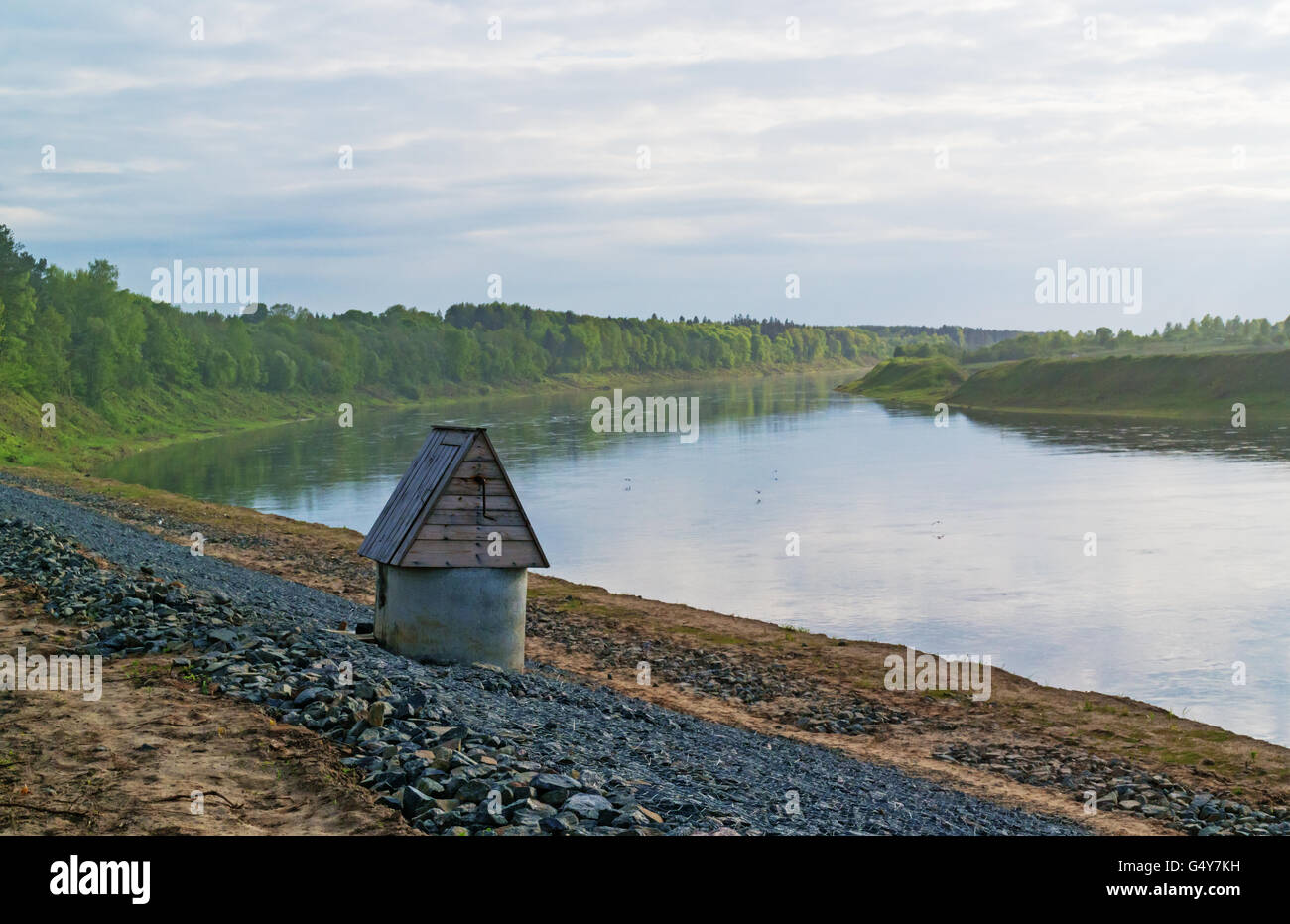 Bau des Wasserkraftwerks Vitebsk. Die Fluss Küste ist mit einem Granit-Kopfsteinpflaster bedeckt. Stockfoto