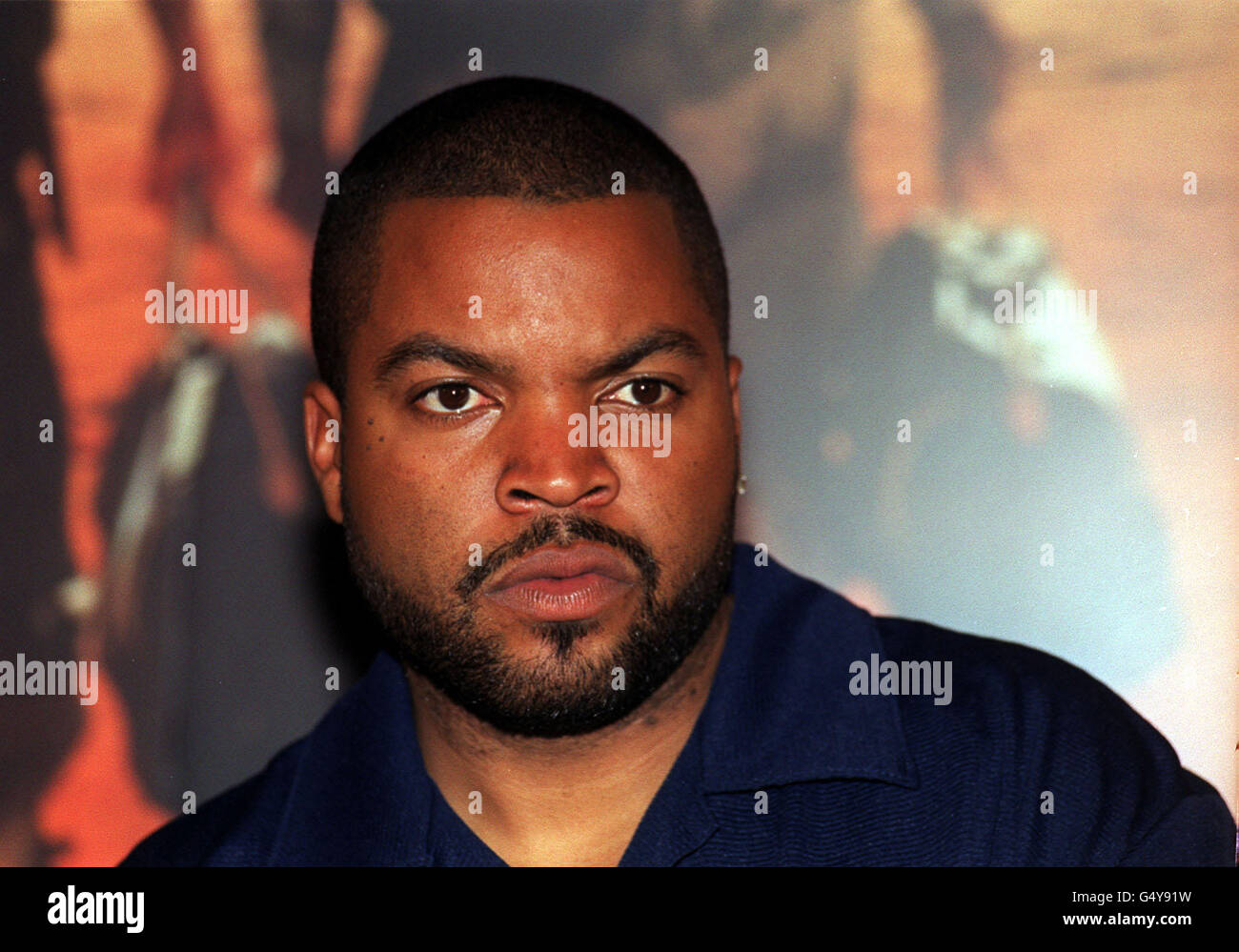 Der ehemalige Rapper-Schauspieler Ice Cube posiert für die Medien vor einem Plakat für seinen neuen Film "Three Kings" in London. Stockfoto