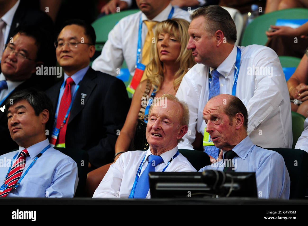 Tennis - 2012 Australian Open - Tag Vierzehn - Melbourne Park. Die australische Tennislegende Rod Laver (unten in der Mitte) und Prinz Edward, der Herzog von Kent (unten rechts), waren während des Spiels auf der Tribüne Stockfoto