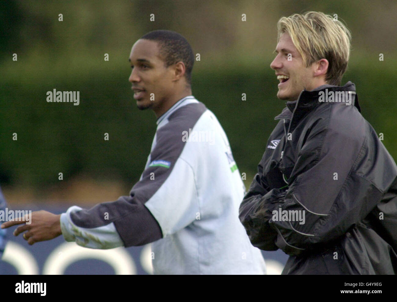 David Beckham (R) von Manchester United und Paul Ince von Middlesbrough während des Trainings mit dem englischen Kader in Bisham Abbey, Bekshire, vor ihrem Spiel gegen Argentinien. * Beckhams Sohn Brooklyn erholt sich nach der Seuche, die in der Unterlassung des Mittelfeldspielers beim Fußballspiel FA Premiership von Manchester United mit Leeds United am 20/02/2000 gipfelte. Beckham verpasste am 18/02/2000 eine Trainingseinheit, nachdem er die Nacht damit verbracht hatte, sich um seinen kleinen Sohn zu gegucken, und wurde nach einer Reihe mit Sir Alex Ferguson aus der Seite gelassen. Stockfoto