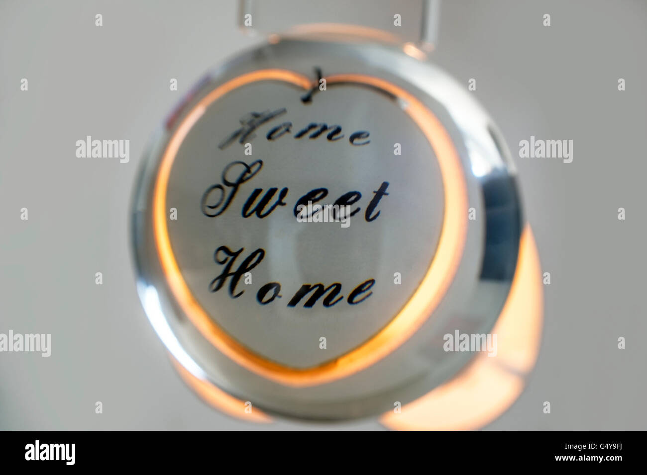 Kristallkugel zeigt Reflexion von Home Sweet Home-Kerze-Halter Stockfoto