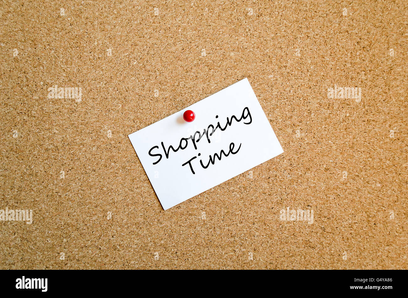 Notiz auf Cork Board Hintergrund und Textkonzept Stockfoto